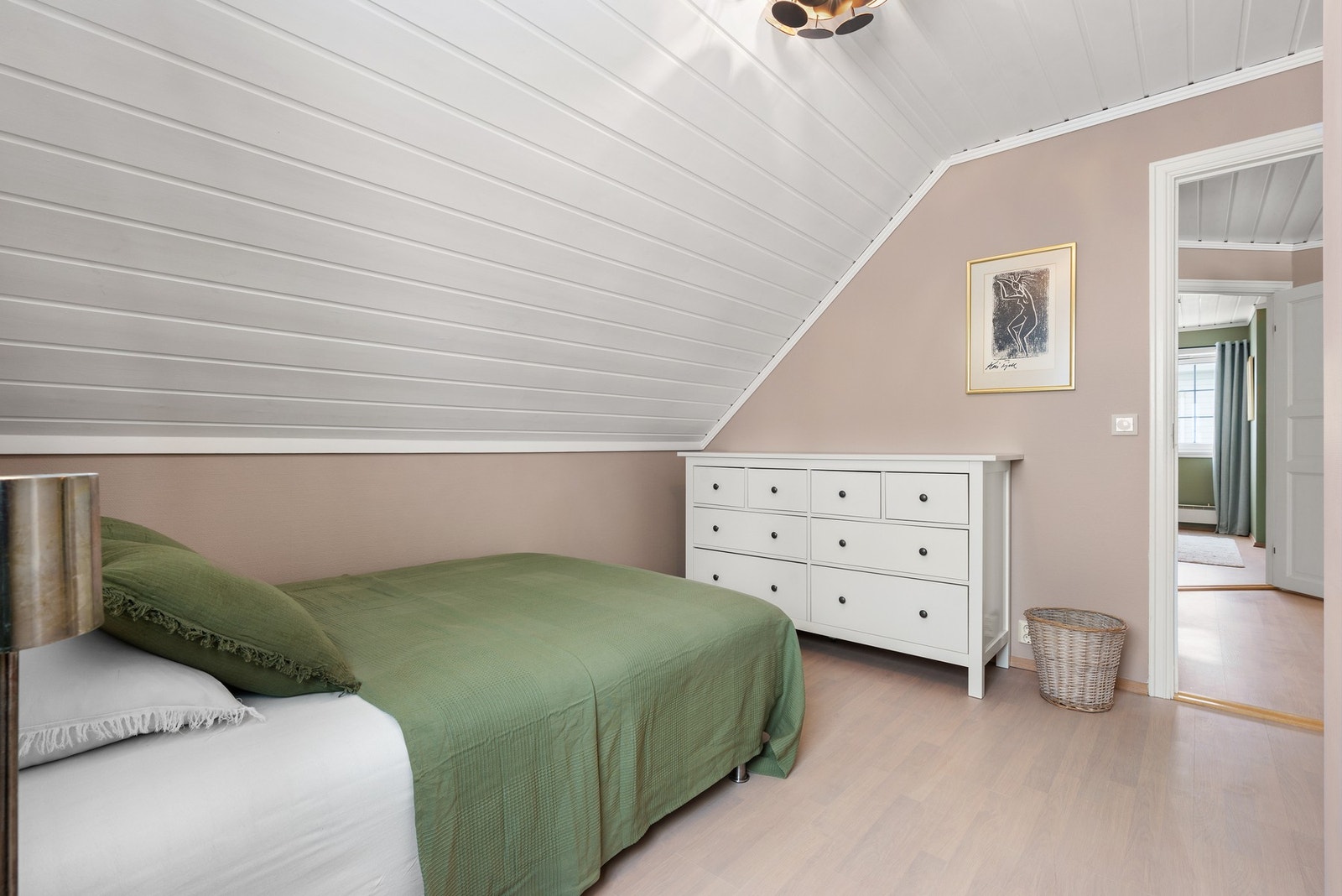 Alle de tre soverommene er av god størrelse med tilhørende garderobe Galleribilde