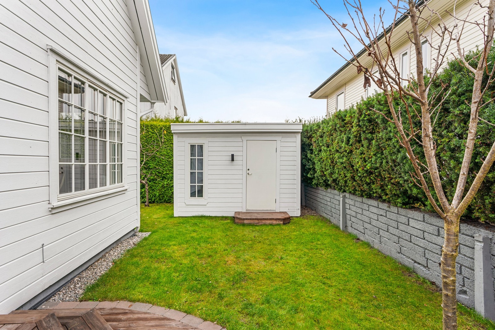 I den ene enden av hagen er det satt opp en utebod for lagring av utemøbler o.l. (Uteboden er ikke byggemeldt) Galleribilde