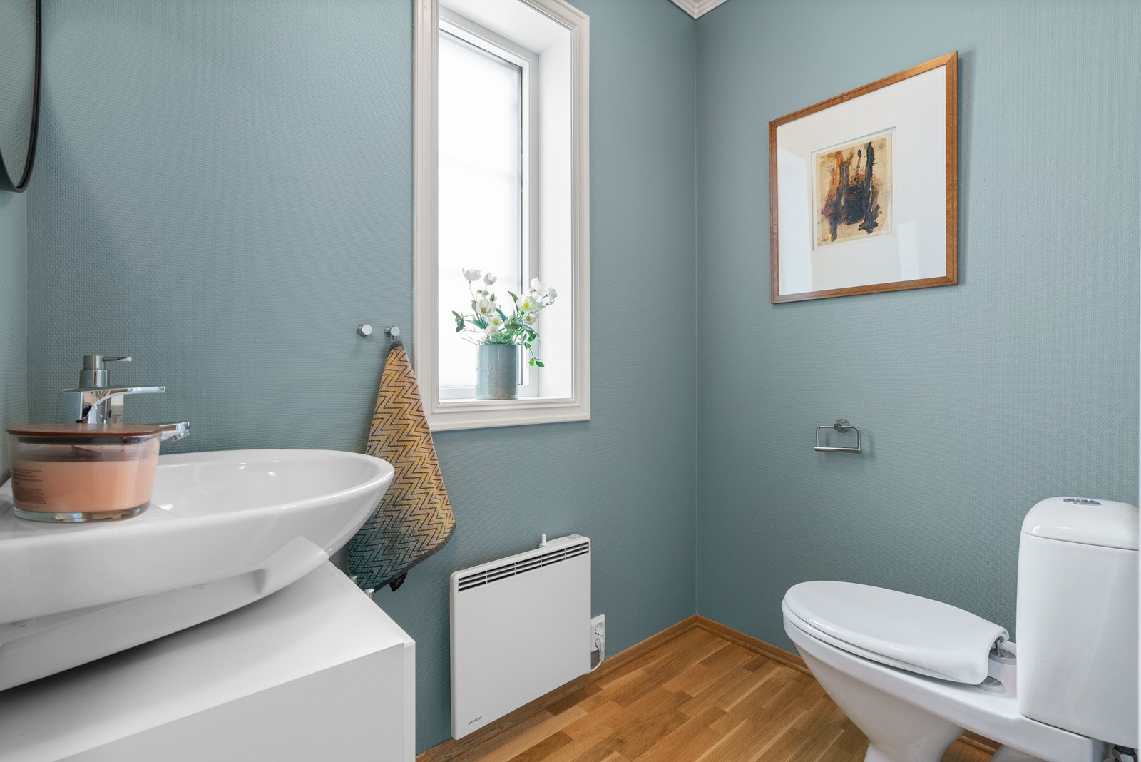 Praktisk med separat wc i tilknytning til entréen i 1. etasje Galleribilde