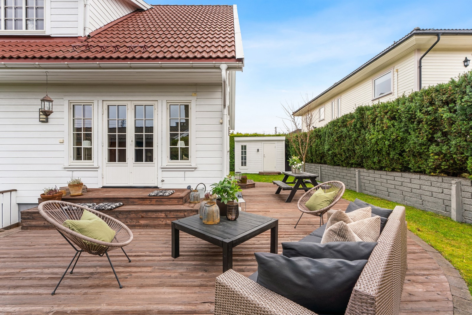 Eneboligen har romslig terrasse som går på to sider av boligen Galleribilde