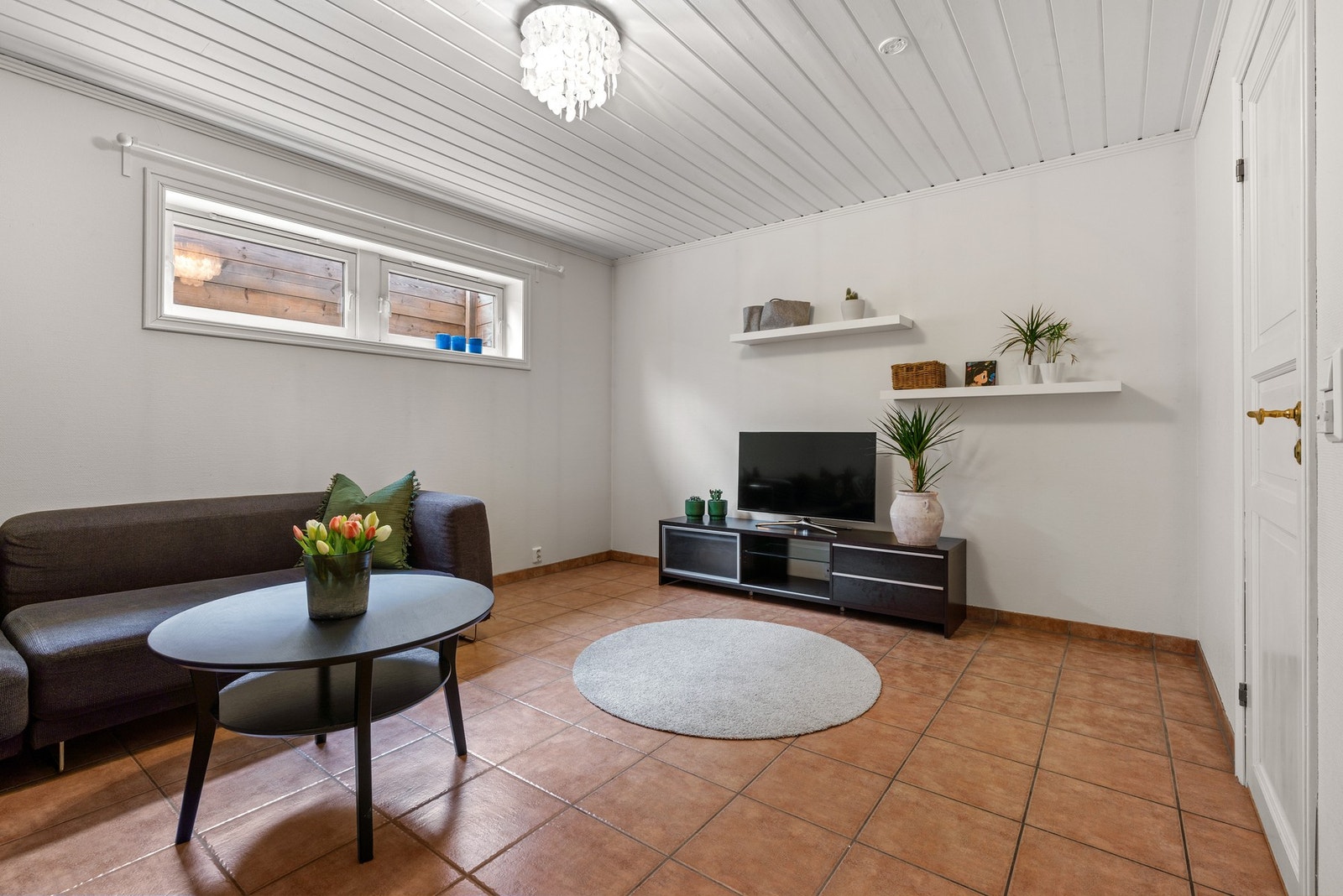 Rommet har fliser på gulv med varmekabler og malt tapet på vegg Galleribilde