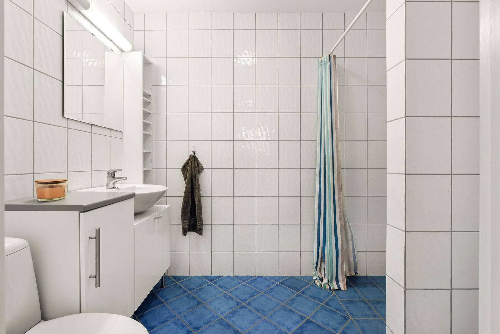 Flislagt bad med varmekabler i gulv og opplegg for vaskemaskin Galleribilde