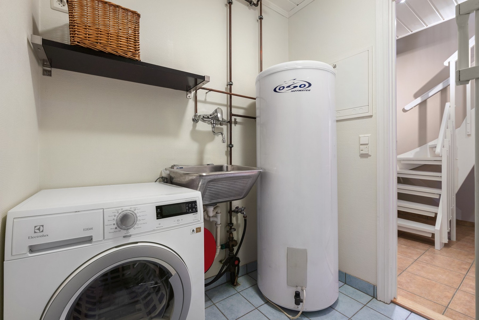 Separat vaskerom med opplegg for vaskemaskin. Varmtvannsbereder og sentralstøvsugeren er montert i rommet Galleribilde