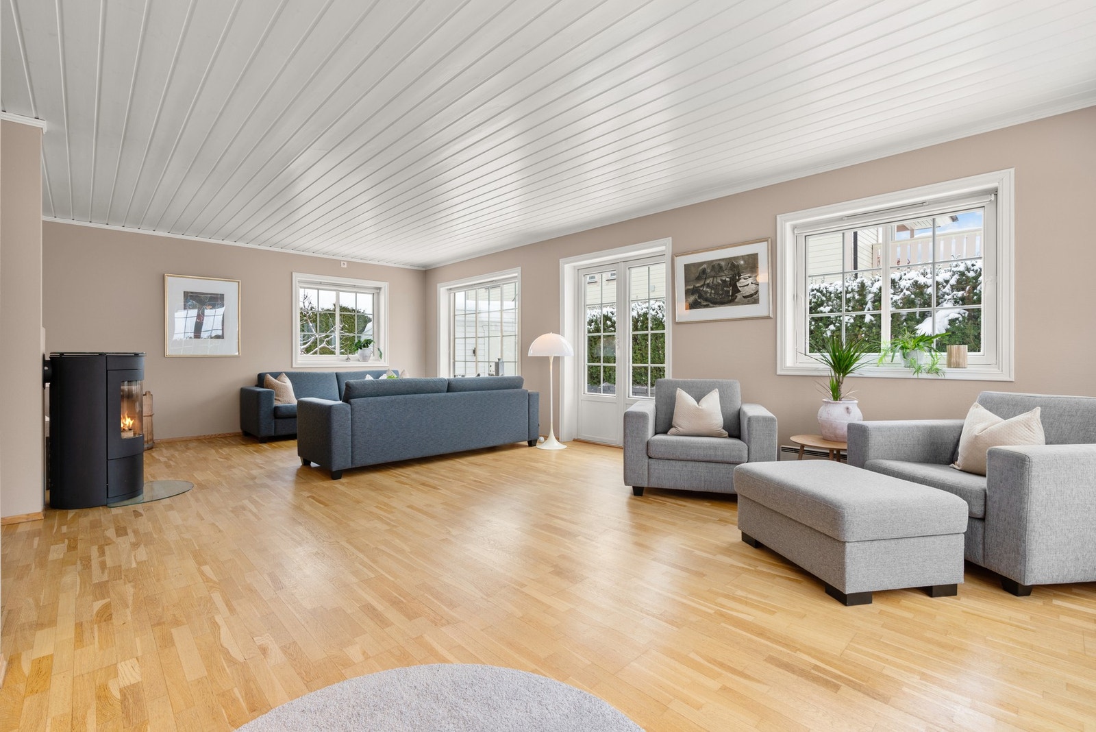 Stuen er meget romslig med store vindusflater som gir rommet godt med naturlig lys Galleribilde