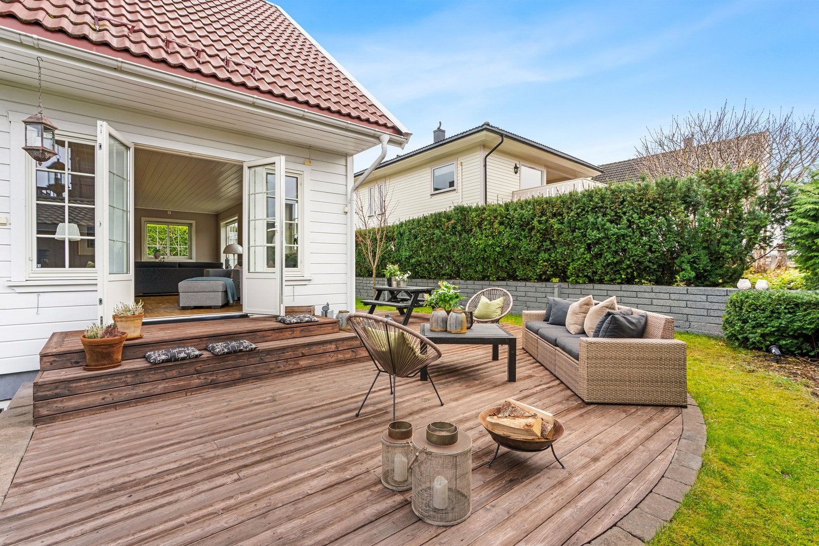 Rundt boligen er tomten pent opparbeidet med idyllisk, skjermet hage og terrasse som byr på gode solforhold Galleribilde