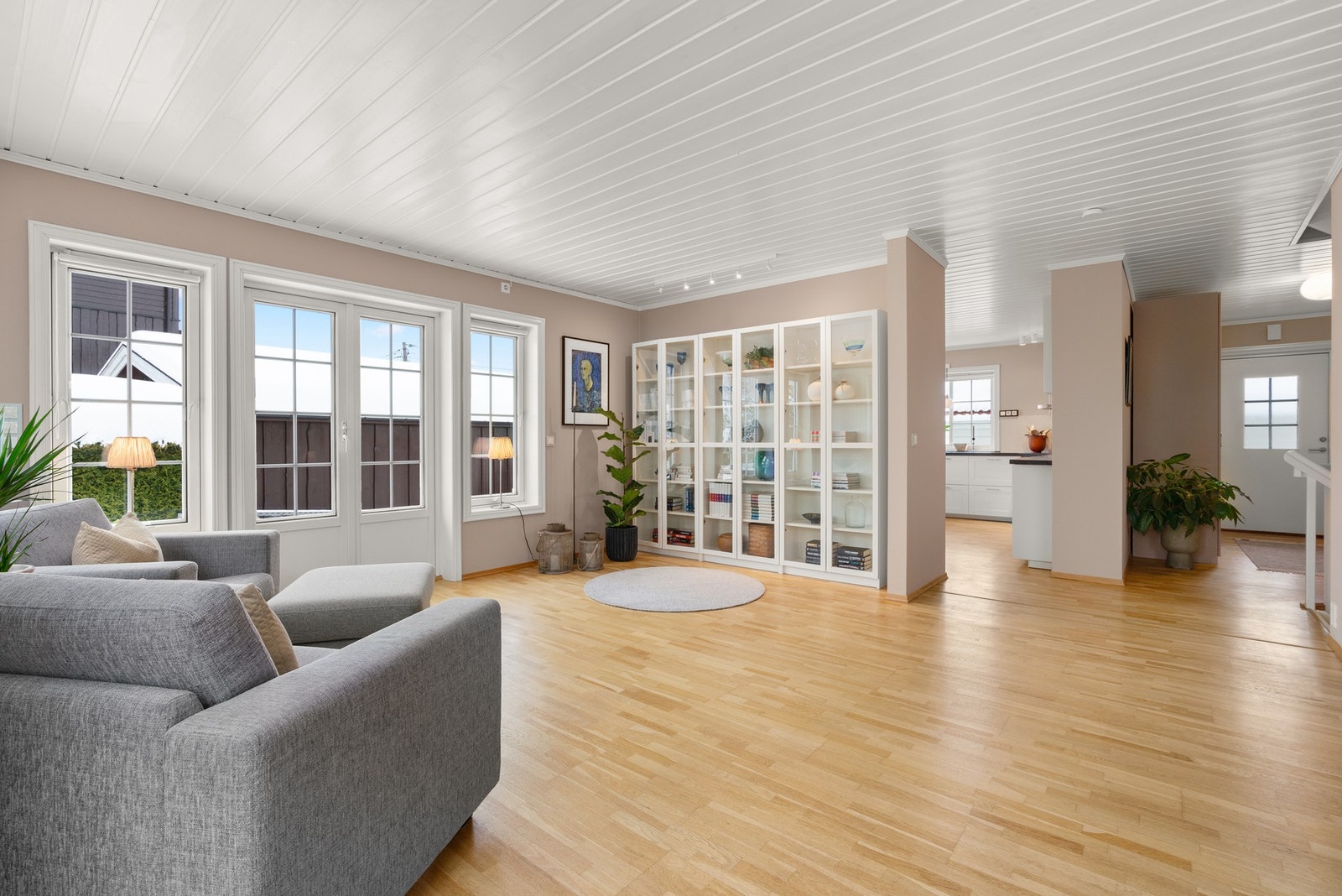 Rommet har en fin arealutforming med flere soner for møblering Galleribilde