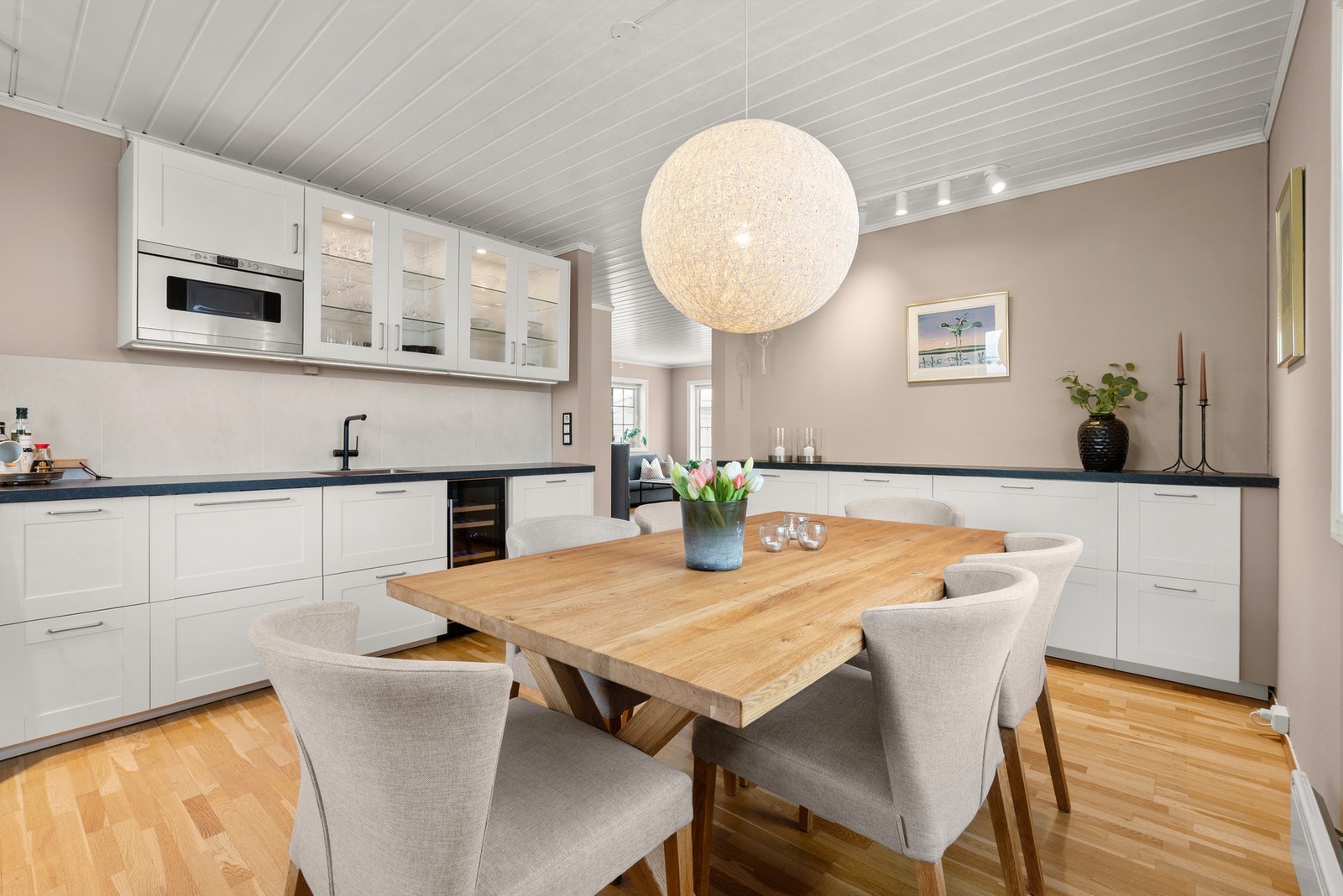 Rommet er av god størrelse og gir plass for stort spisebord Galleribilde