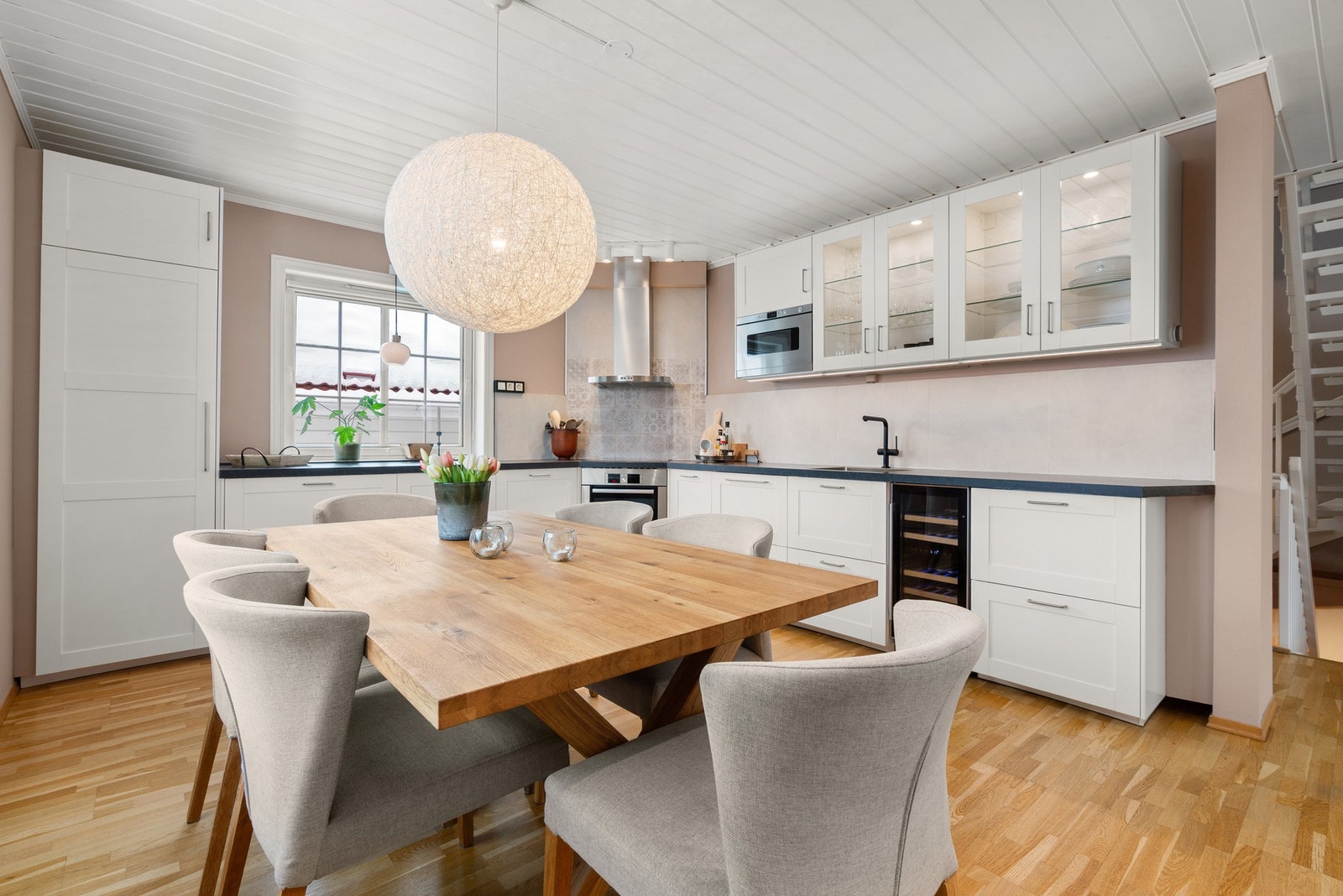 Kjøkkenet har induksjonsplatetopp, stekeovn, oppvaskmaskin, microbølgeovn, vinskap og kjøleskap. Alle hvitevarene på kjøkkenet medfølger Galleribilde