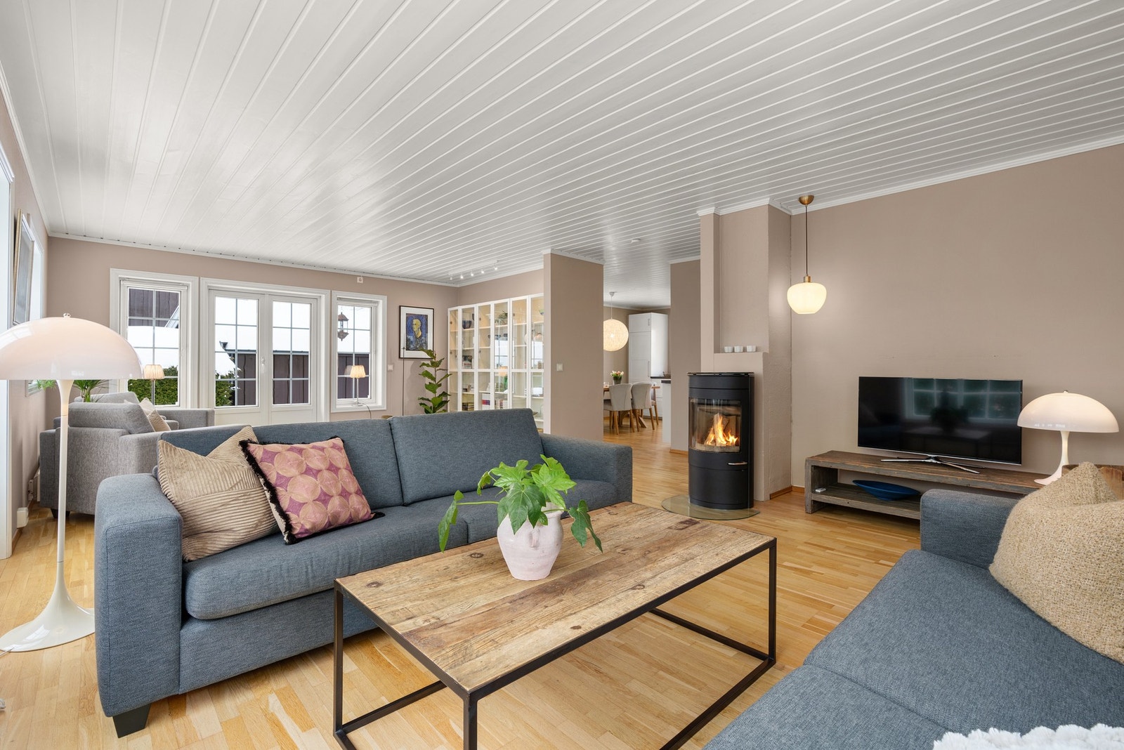 Stuen har også en peisovn som er perfekt å ha for ekstra kalde høst- og vinterdager Galleribilde