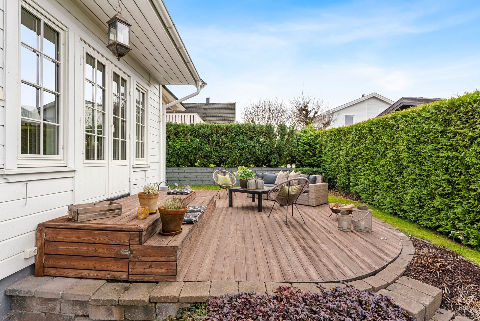 Boligen har en flott skjermet hage med terrasse. Her kan gode solforhold nytes Galleribilde