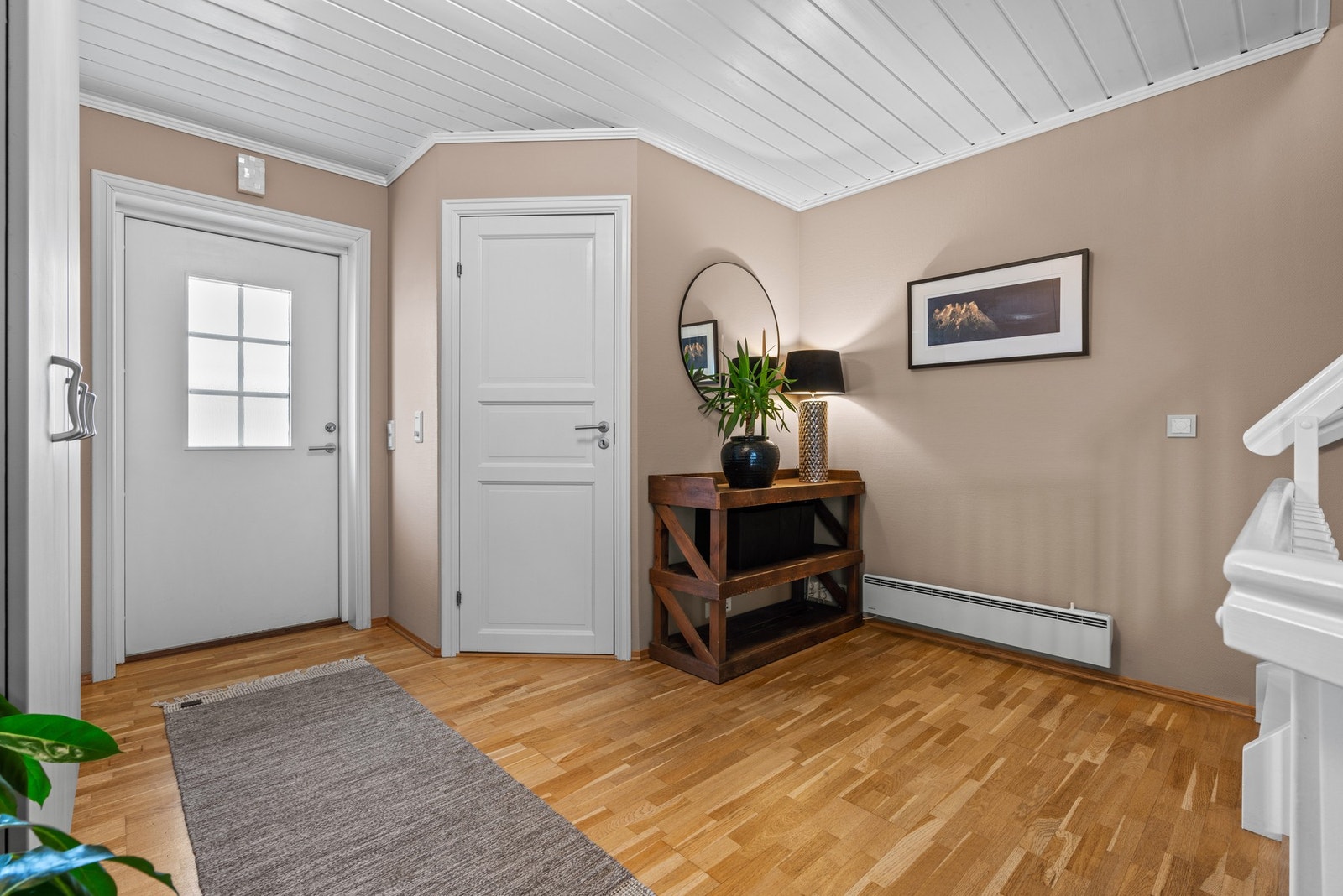 I tilknytning til entréen er det et praktisk separat wc-rom Galleribilde