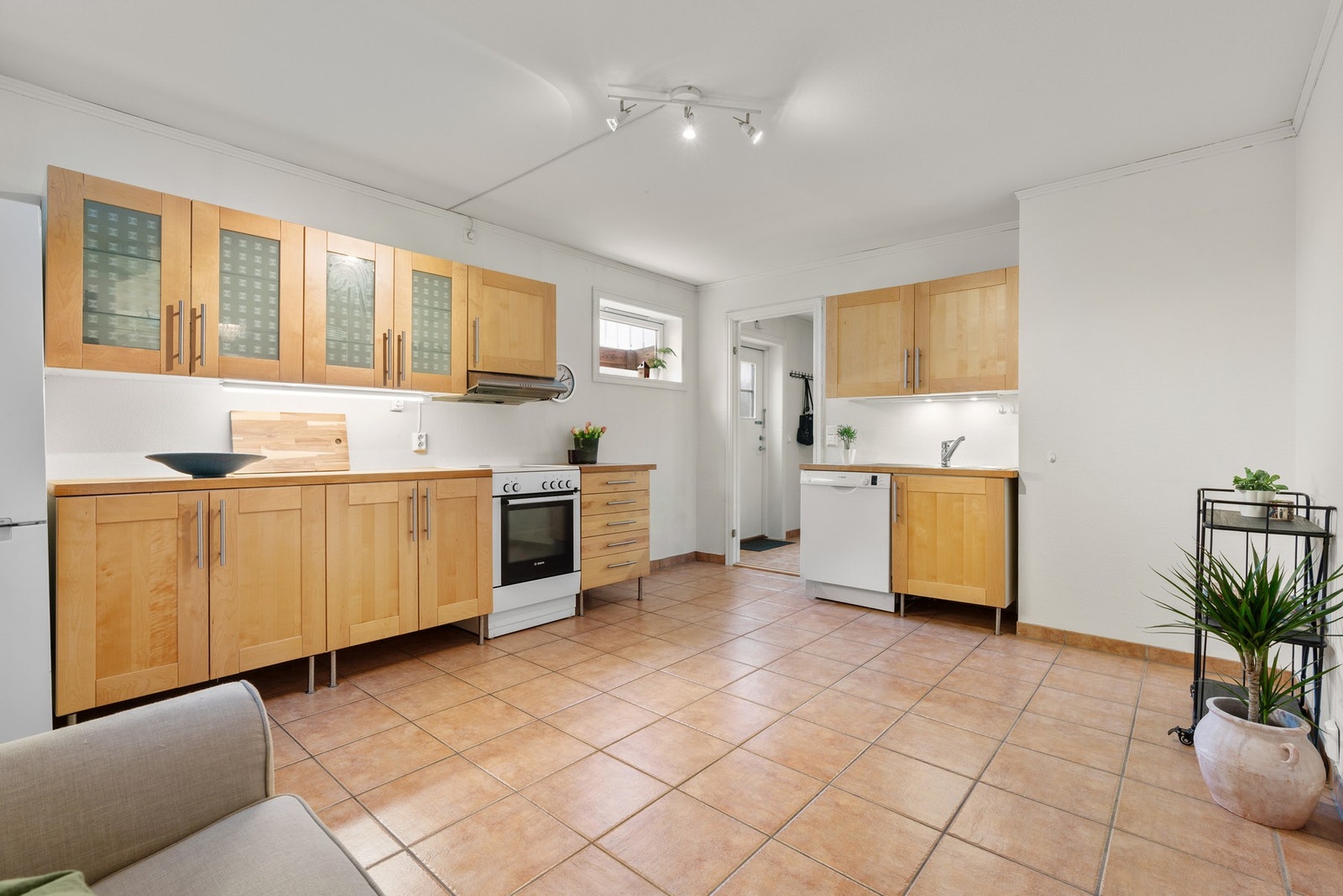 Kjøkken i kjeller med innredning fra IKEA. Alle hvitevarer medfølger. (Rommet er byggemeldt som bod og ikke godkjent for varig opphold) Galleribilde