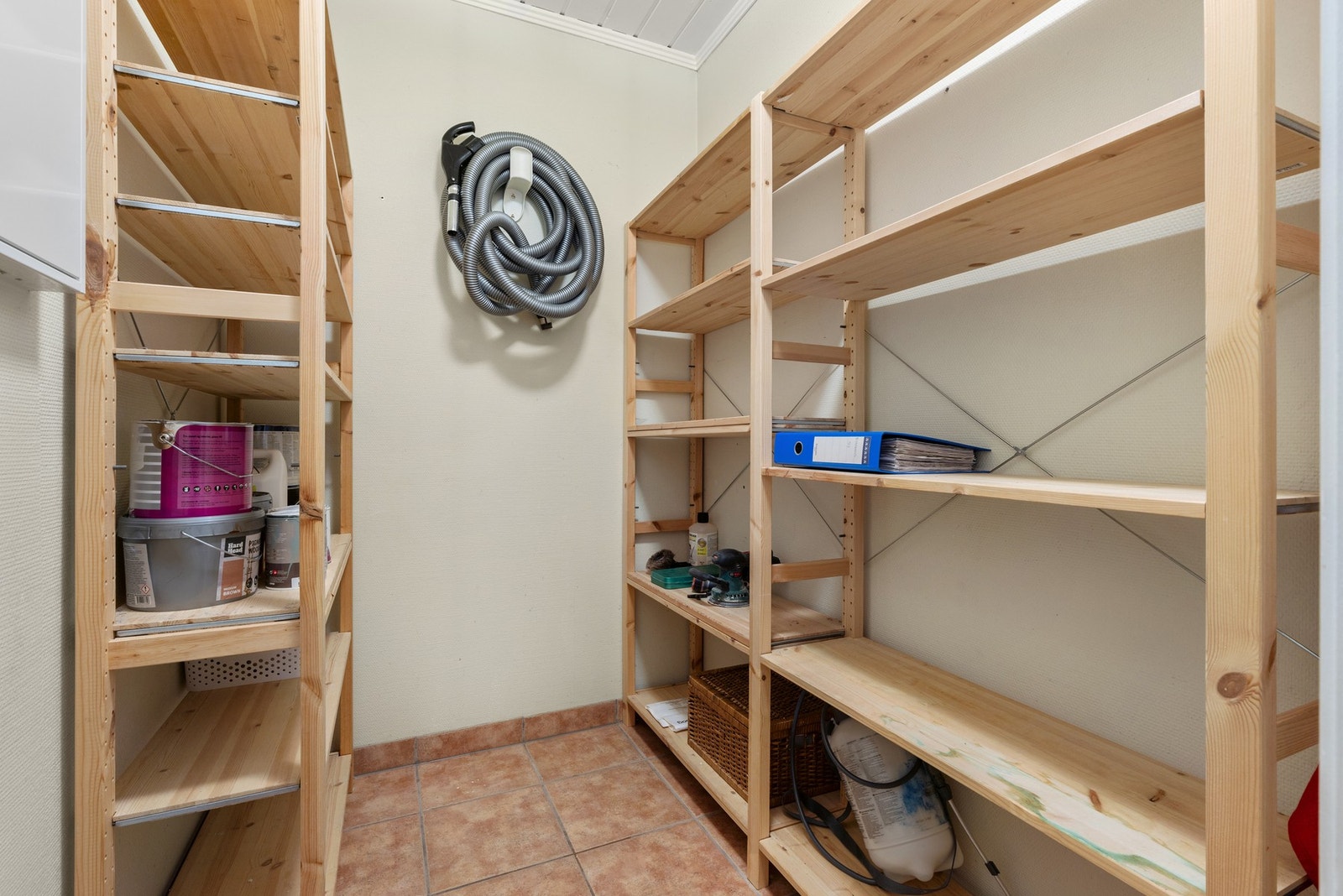 Bod med hyller for oppbevaring Galleribilde