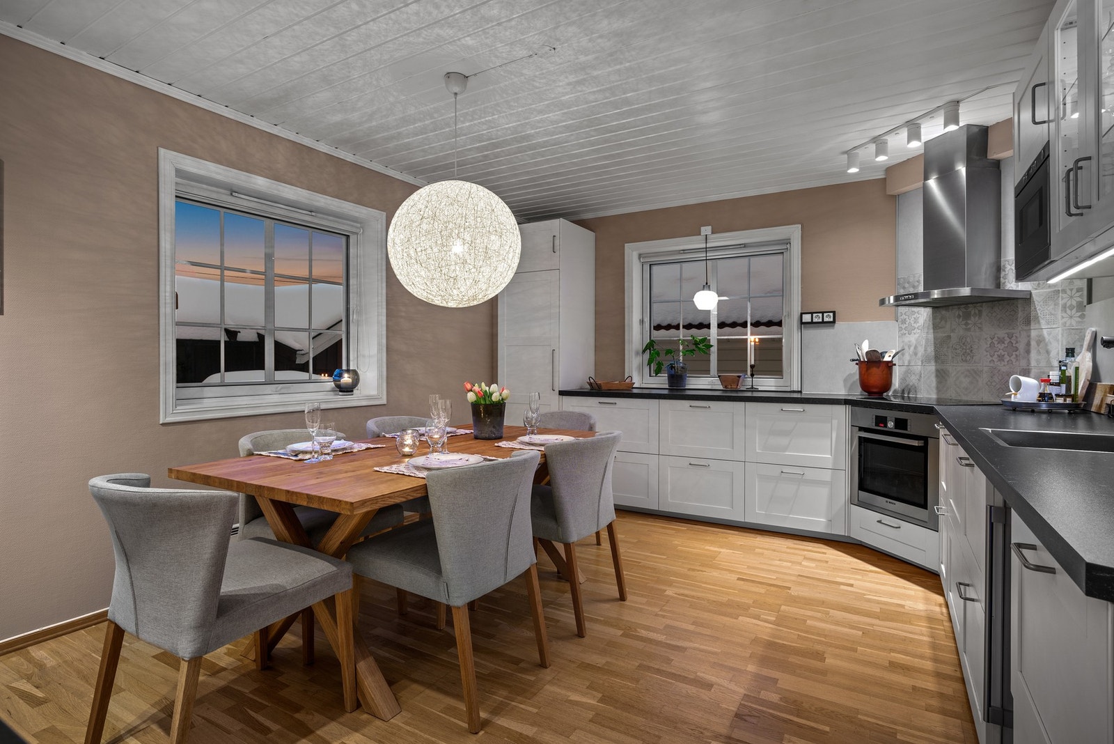 Kjøkkenet byr på meget god skap- og benkeplass for deg som er glad i å lage mat Galleribilde