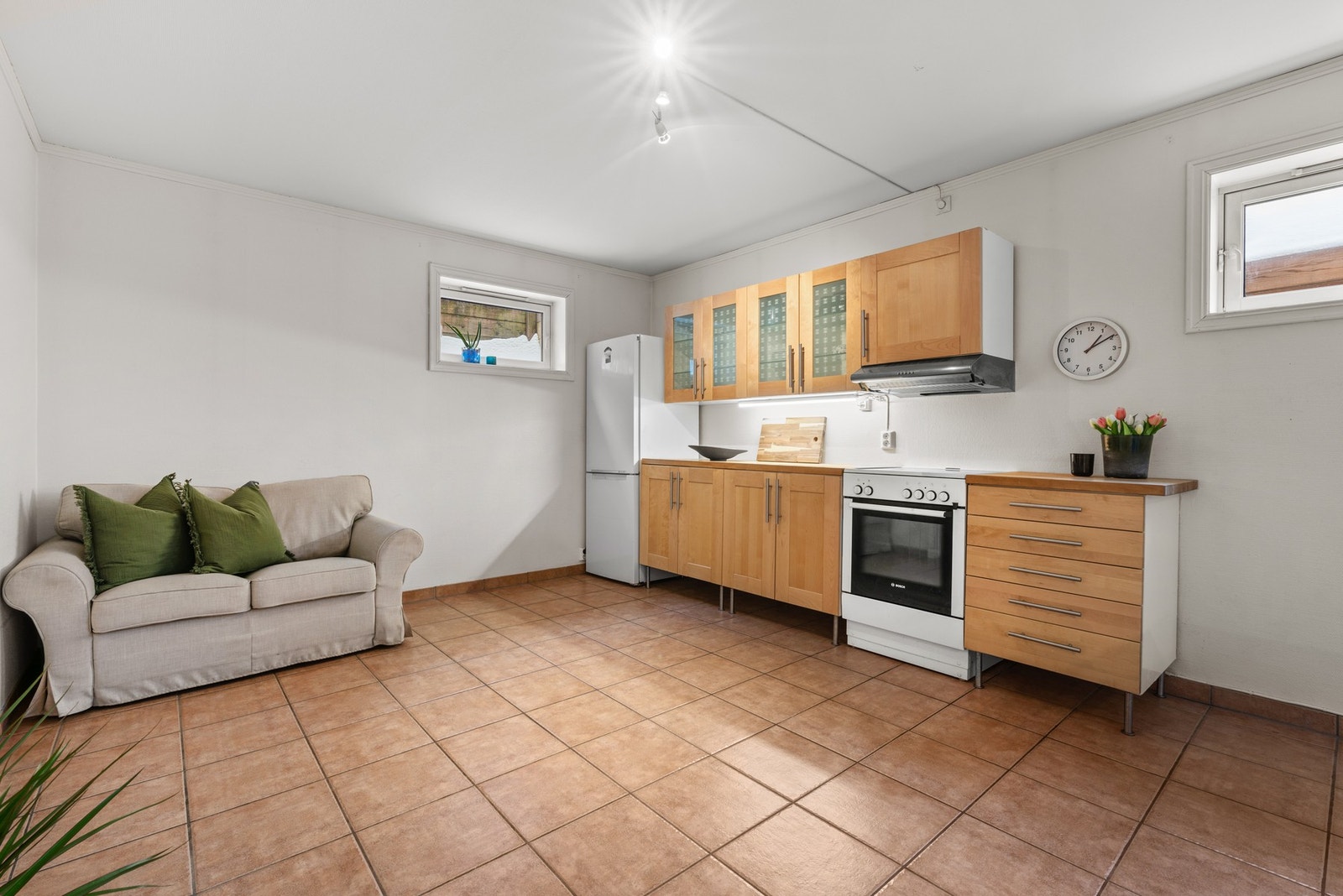 Kjøkkenet har plass for spisebord og har varmekabler i gulv Galleribilde