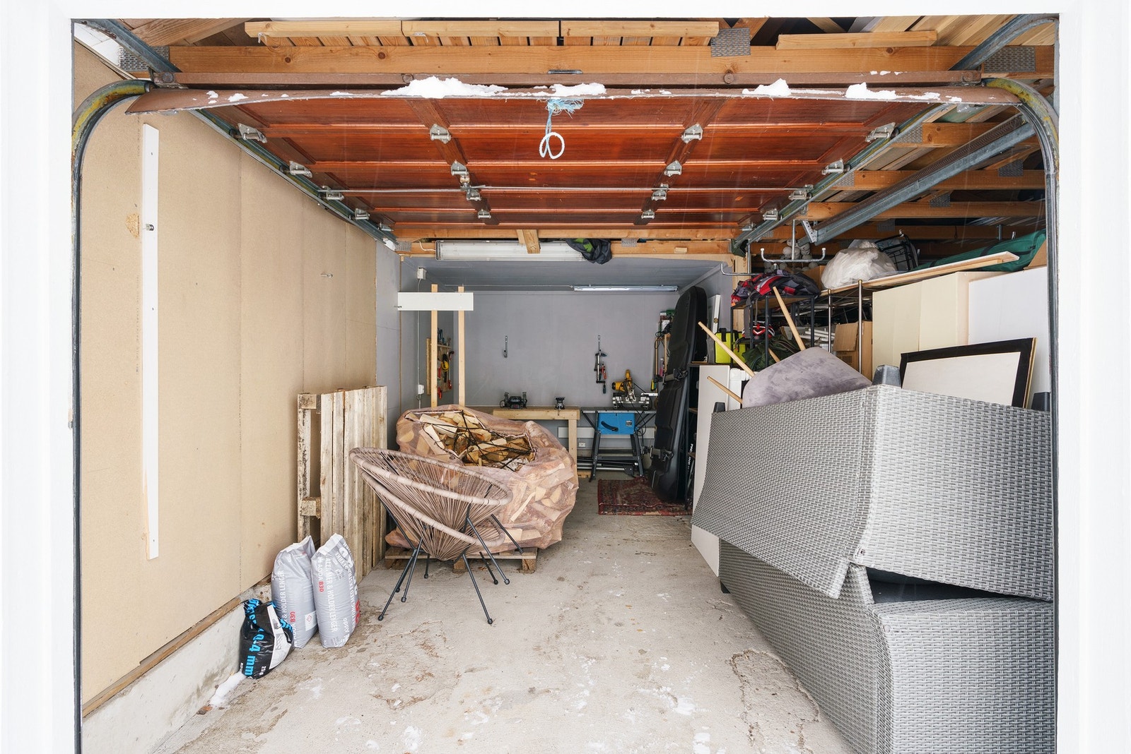 Innvendig i garasjen. Her er et også lagringsplass for sykler og skiutstyr om ønskelig Galleribilde