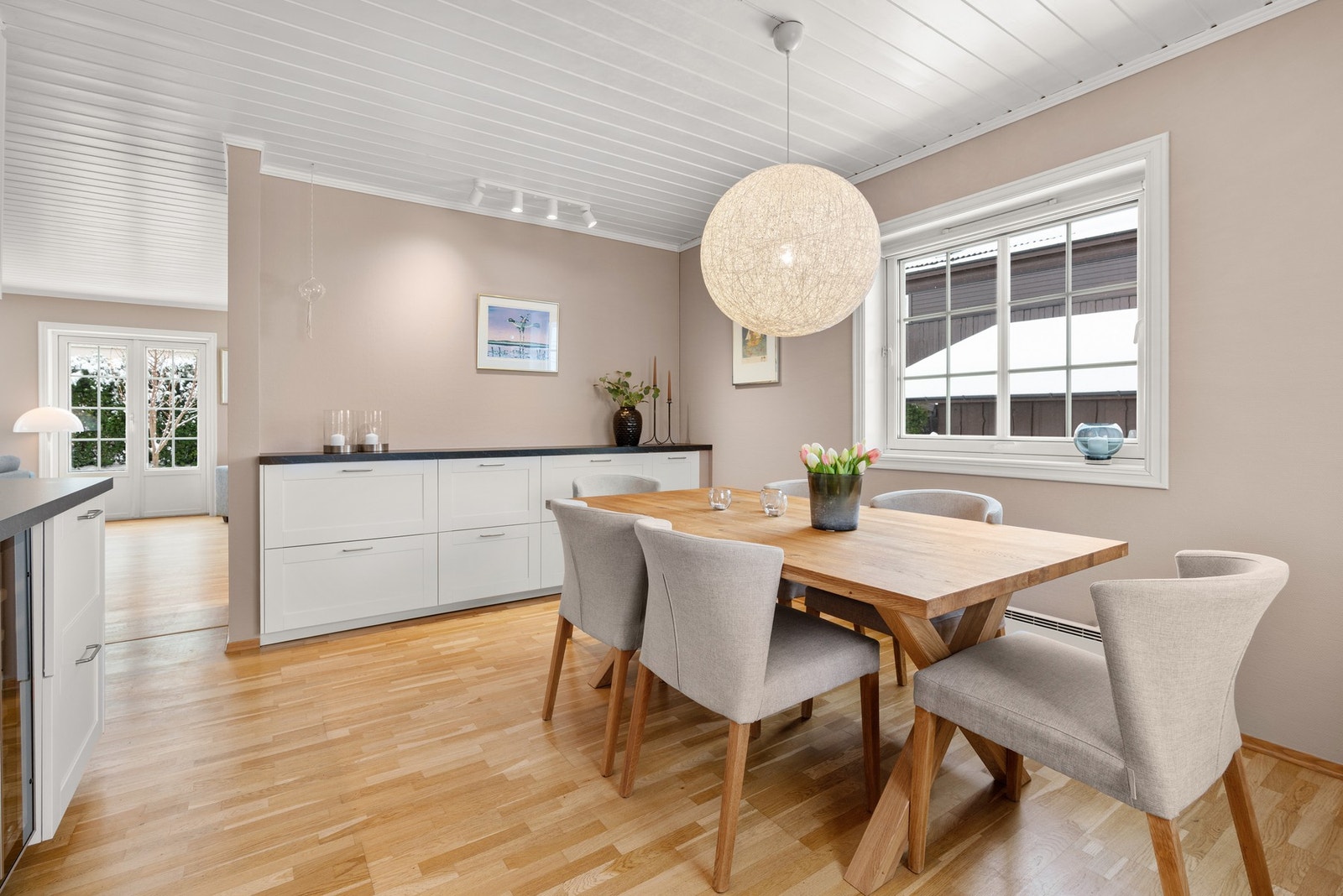 Boligen har et meget pent kjøkken som ligger separat fra stuen Galleribilde