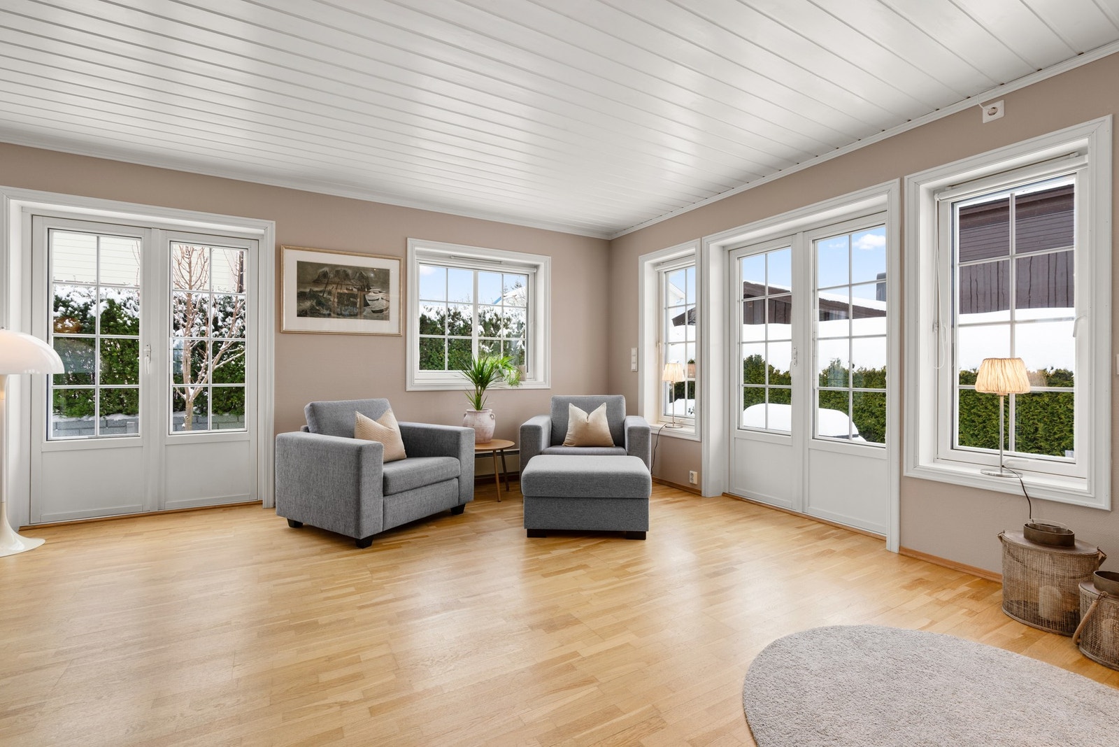 Fra stuen er det 2 utganger gjennom doble terrassedører ut til til hage og terrasse Galleribilde