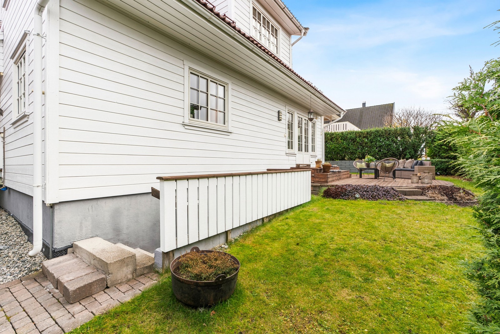 Det er egen inngang til kjelleretasjen på den ene siden av boligen Galleribilde