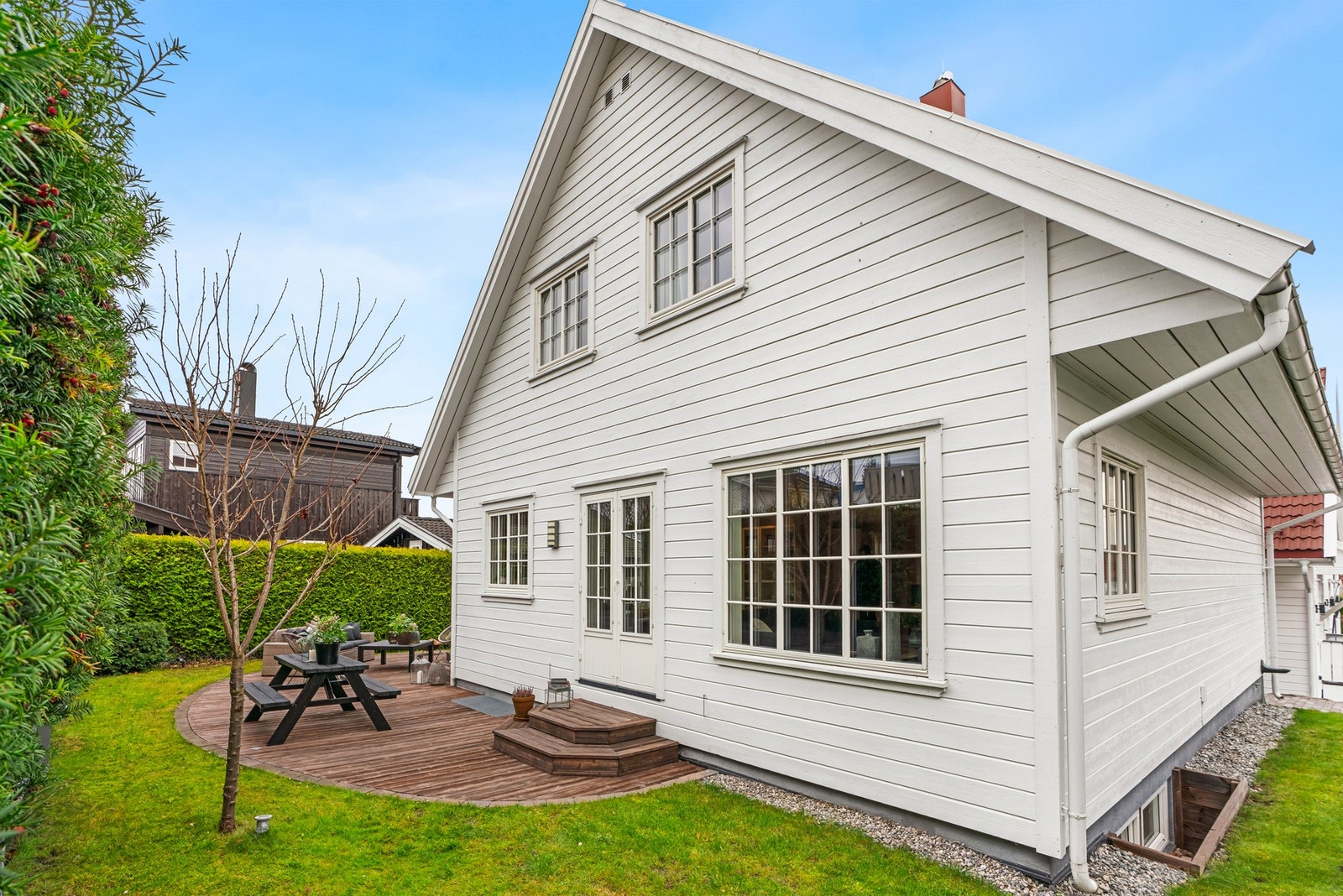 Terrassen er arkitekttegnet og utført i Sibirsk lerk med innfelte spotter. Galleribilde