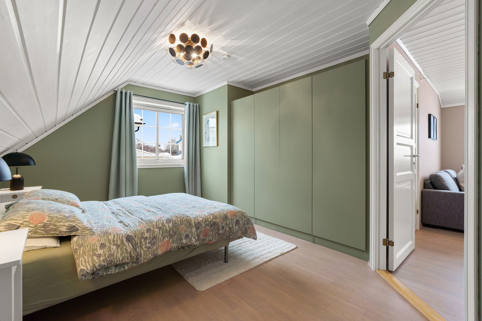 Boligen har 3 soverom på samme etasjeplan i 2. etasje, noe som er meget praktisk for en barnefamilie Galleribilde