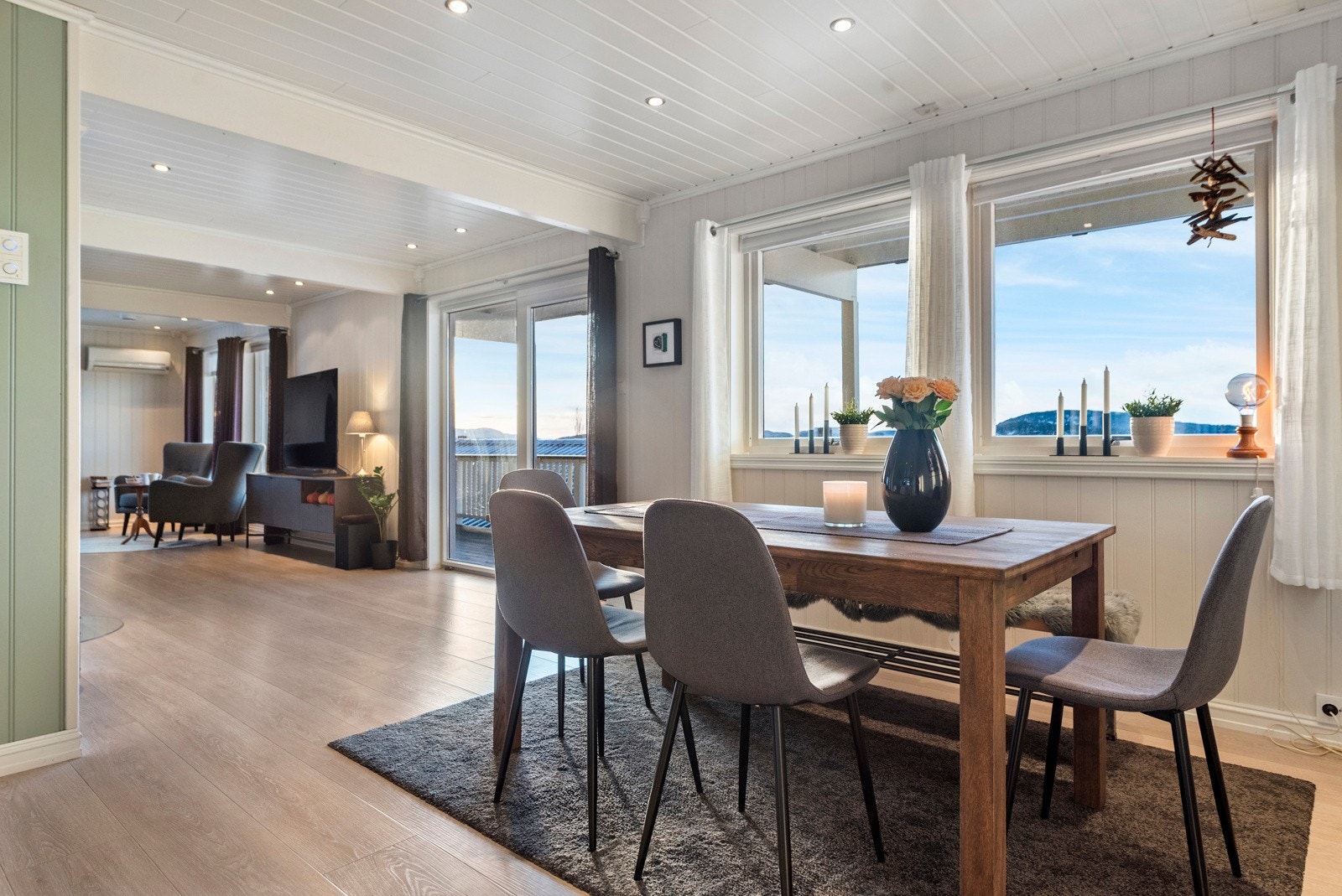 Gode vindusflater som slipper inn masse lys. Galleribilde