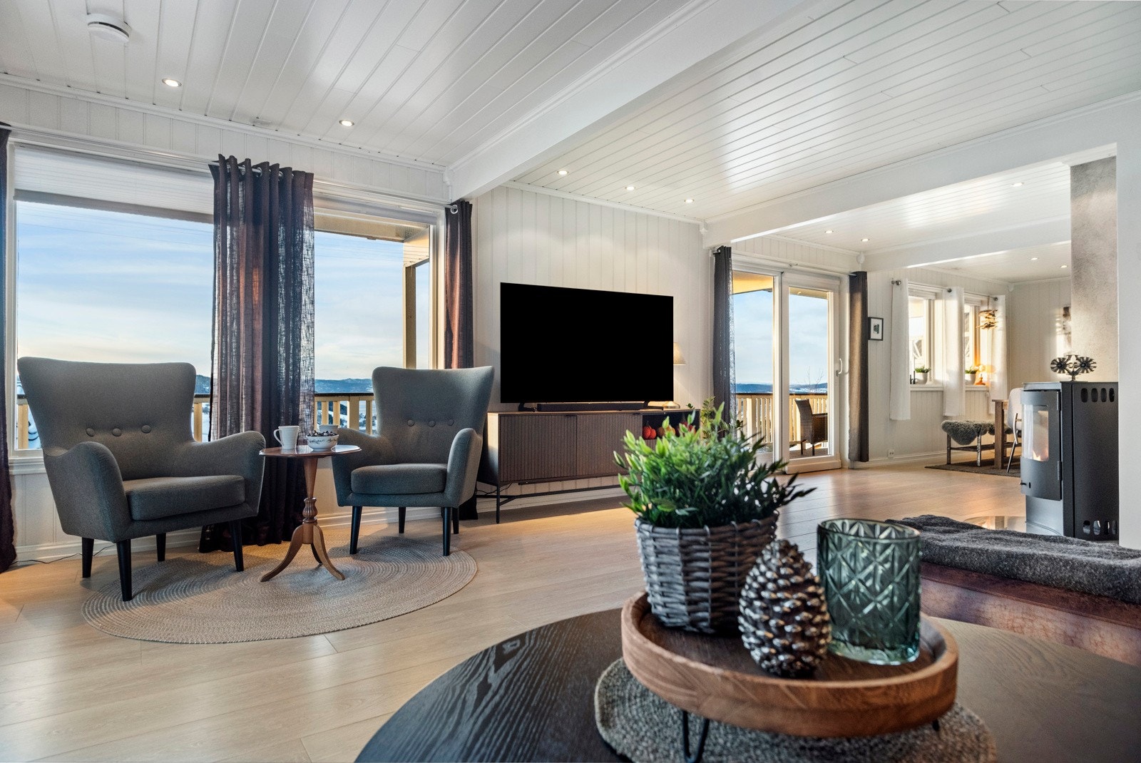 Utstrakt bruk av downlights med dim i tak. Galleribilde