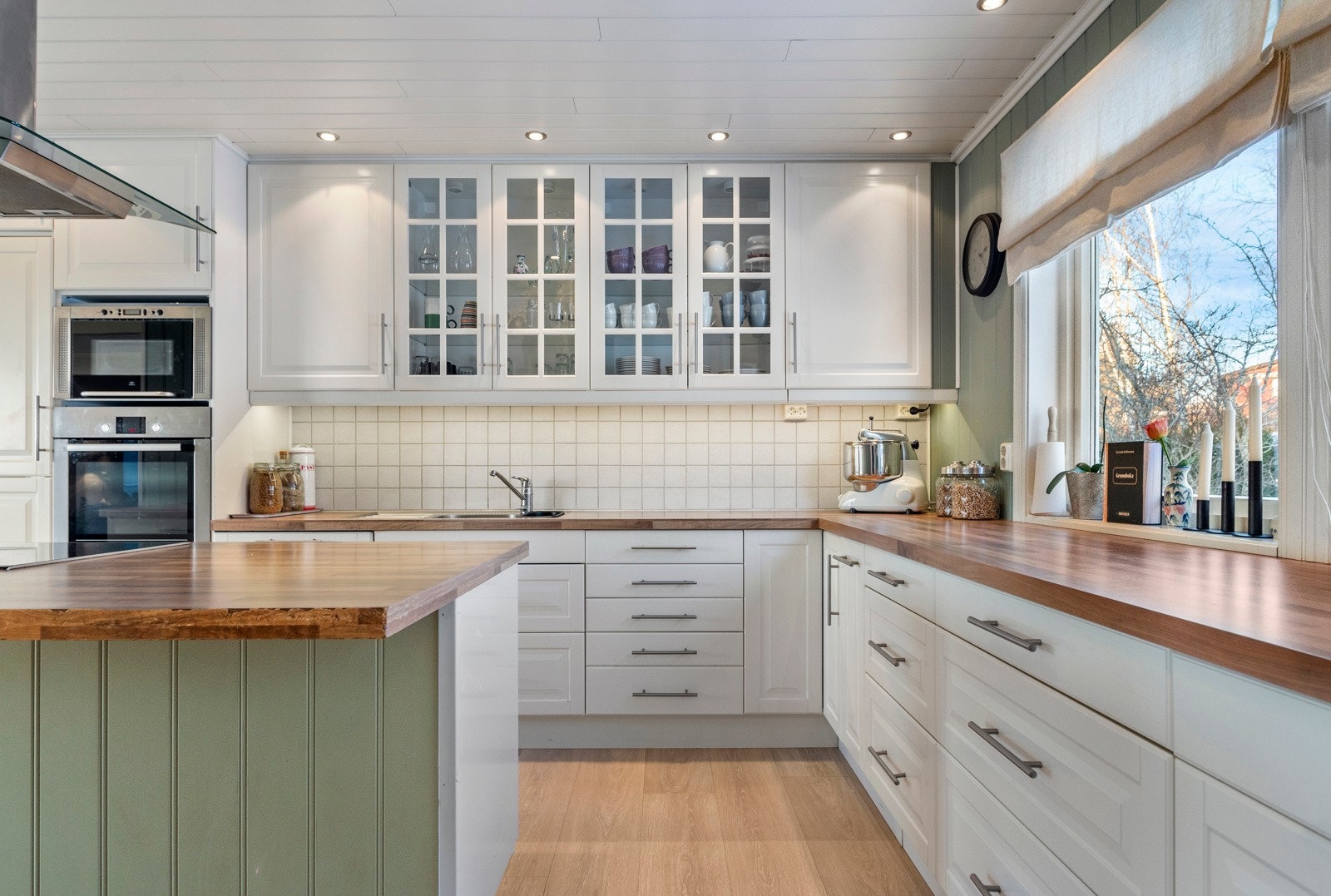 Kjøkken med integrerte hvitevarer som medfølger. Galleribilde