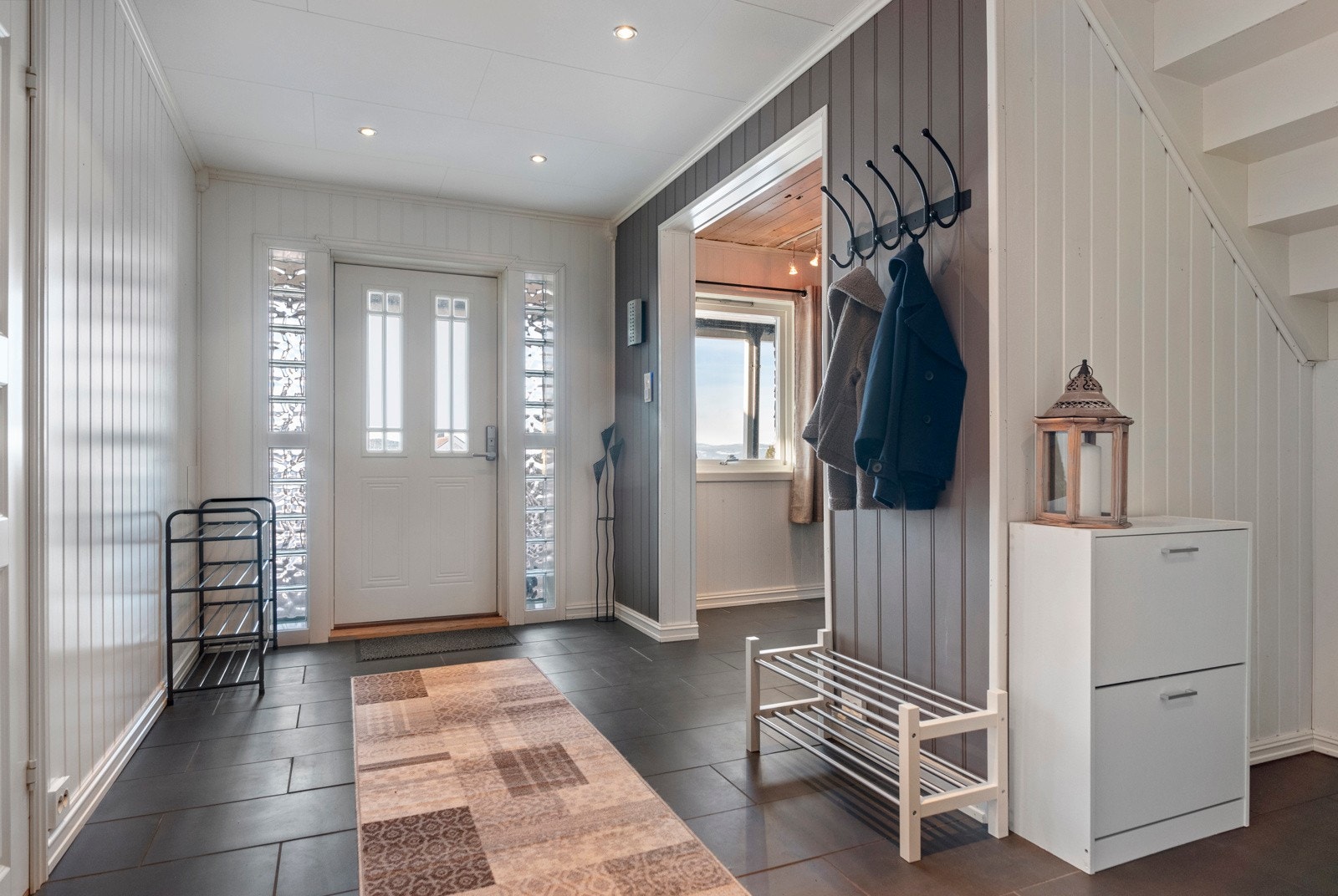 Flislagt entrè/gang. Galleribilde