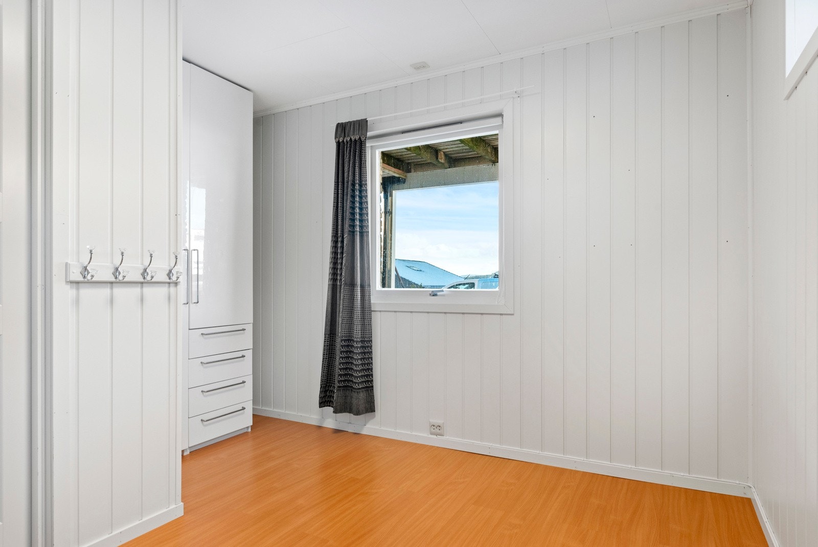 Soverommene er romslige, hhv. 9,5, 10, 11, 12m². I tillegg kontor på 11m². Galleribilde