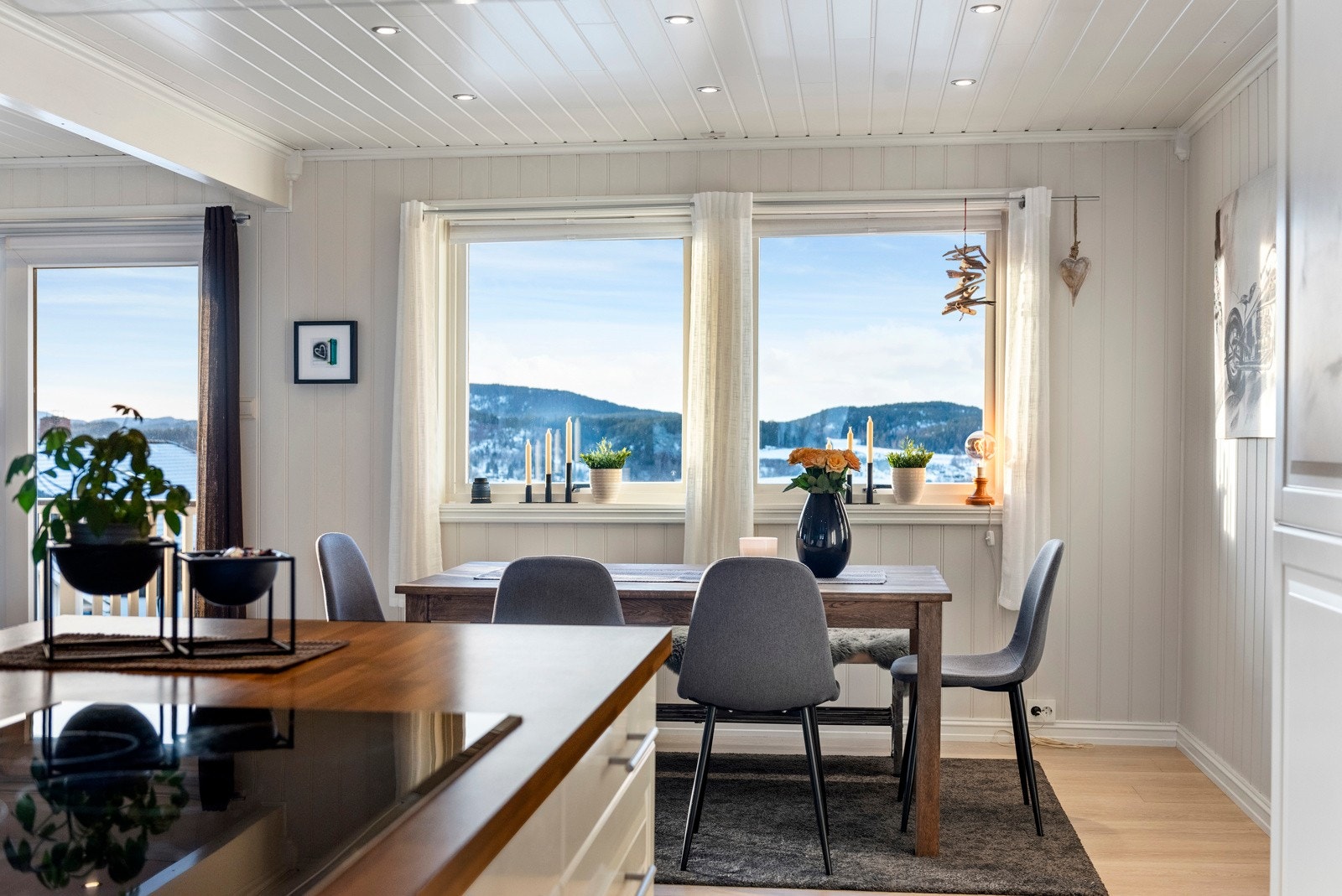 I tilknytning til kjøkken har man god plass for spisegruppe. Galleribilde