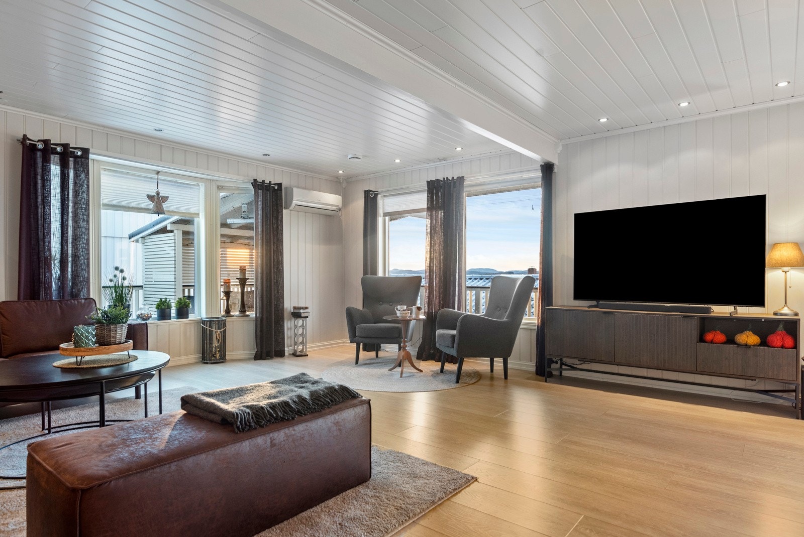 Boligen varmes opp med varmepumpe, vedfyring og elektrisk oppvarming. Galleribilde