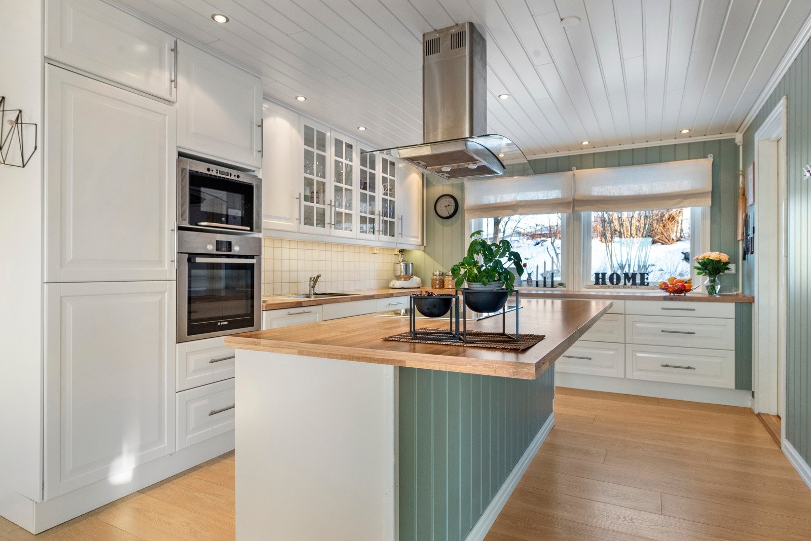 Romslig kjøkken med svært god skap og benkeplass. Galleribilde