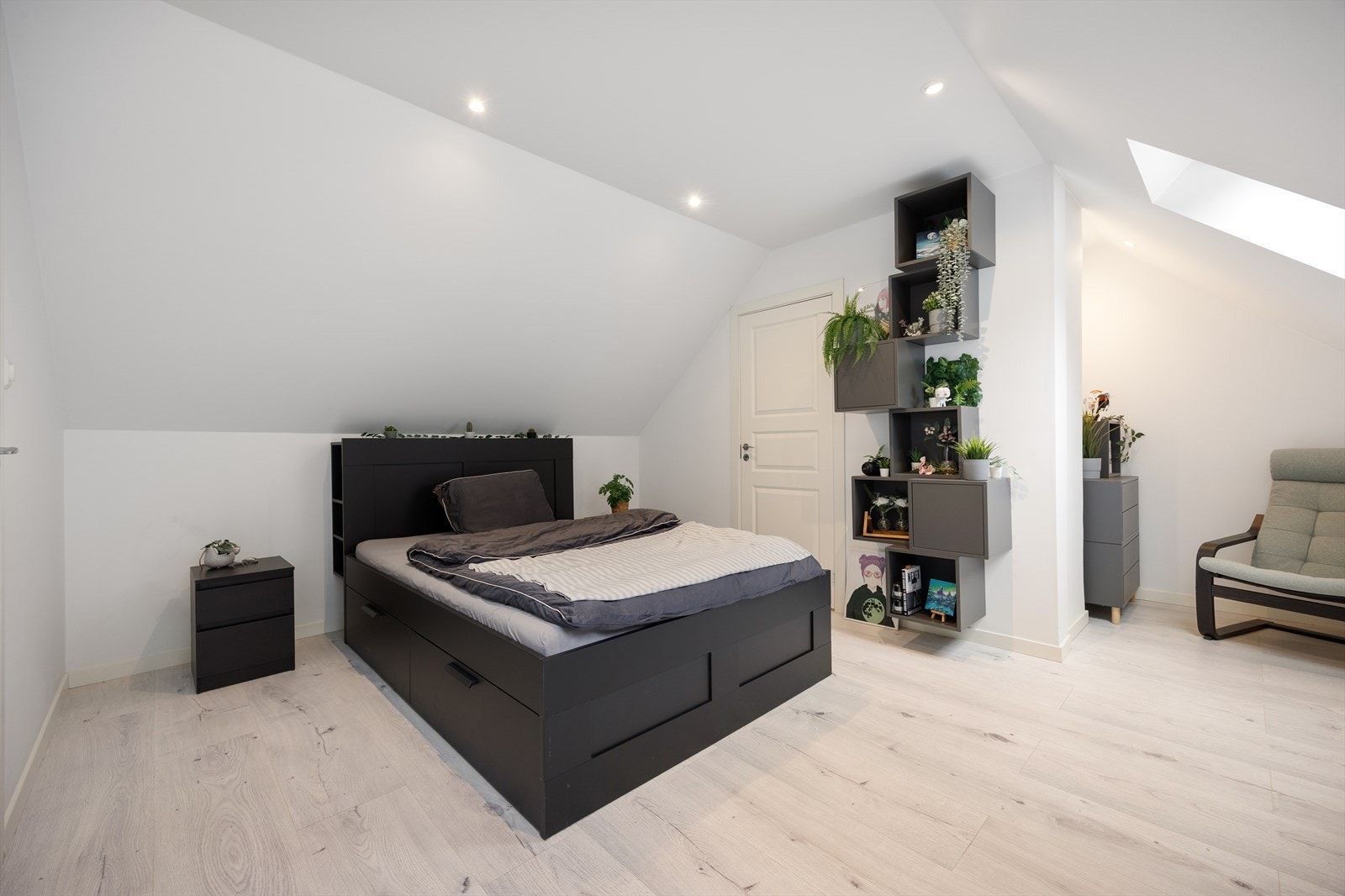 Soverom nr 3 i boligen - kommer med en "lesekrok/kontor-krok" og dør til en liten bod Galleribilde