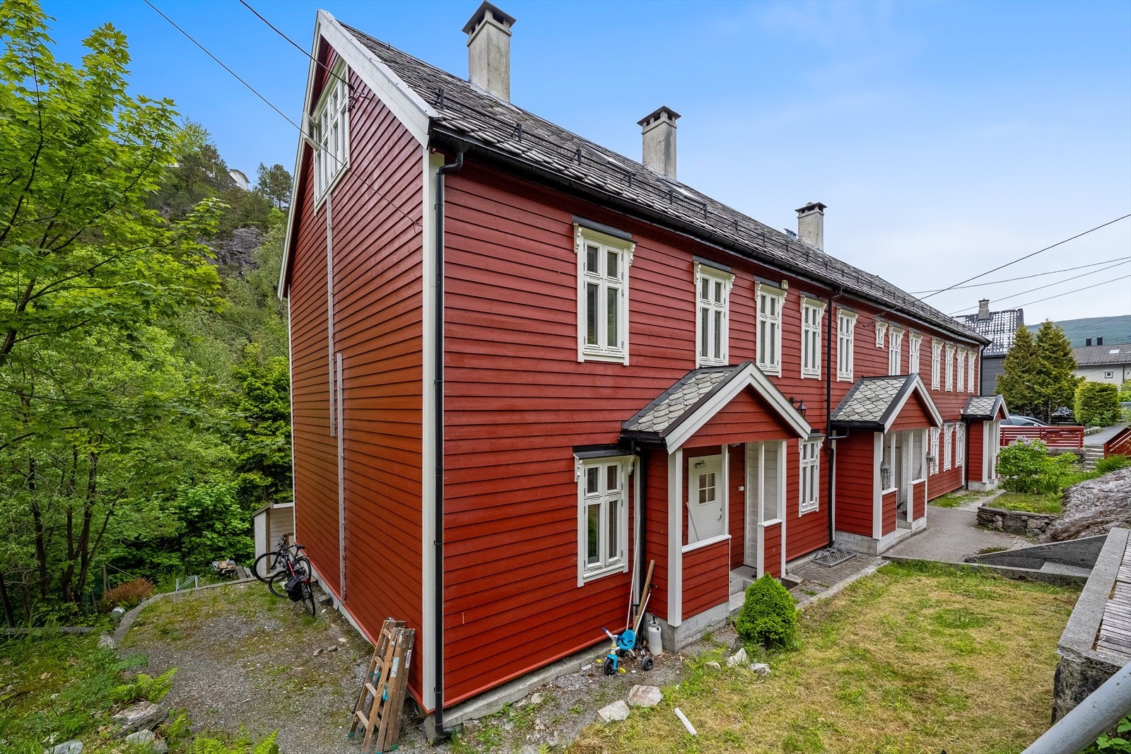 Renovert og etterisolert nyere kledning - Rømningsvindu og rømningsstige fra toppetasje/loft Galleribilde