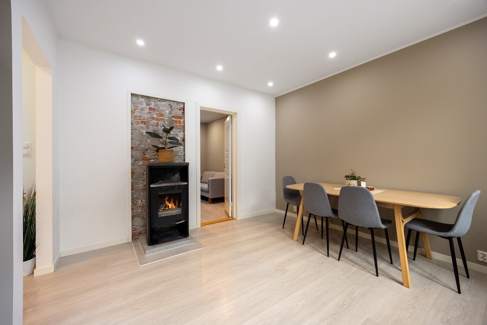 Lys og trivelig stue med pent laminatgulv Galleribilde