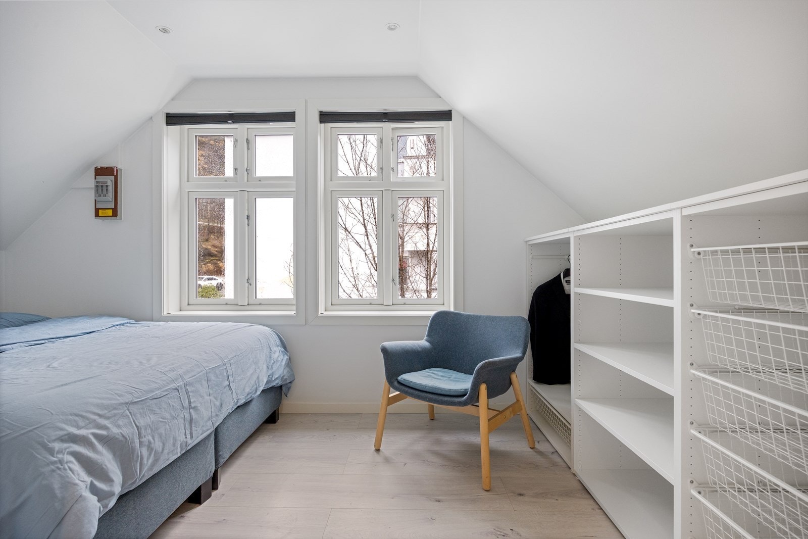 Pent soverom med downlights i takhimlinmg Galleribilde