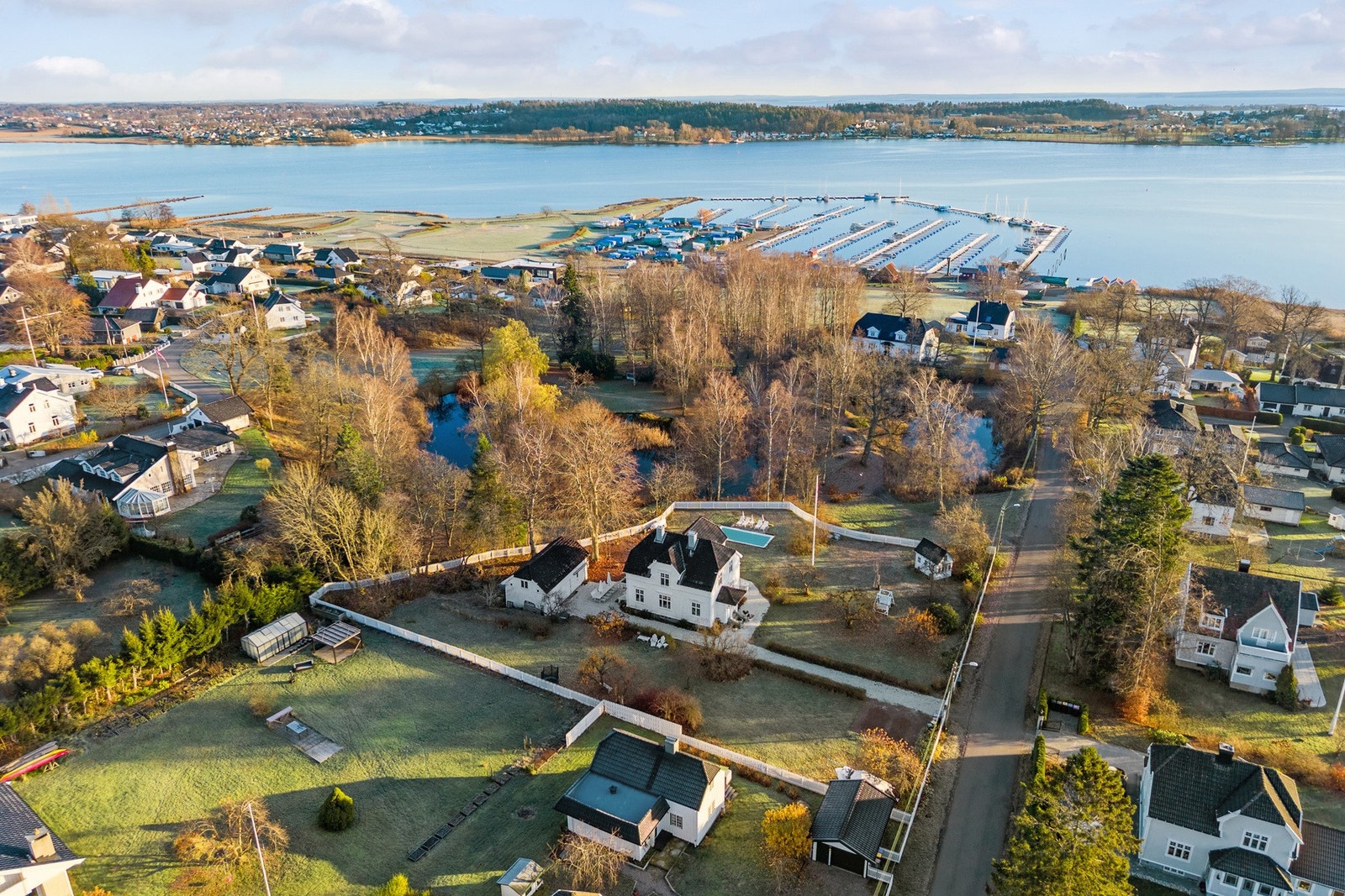 Usjenert, fredfullt og tilbaketrukket ligger Parkens dronning , med grønt utsyn mot vakre Rosahaugparken. Galleribilde