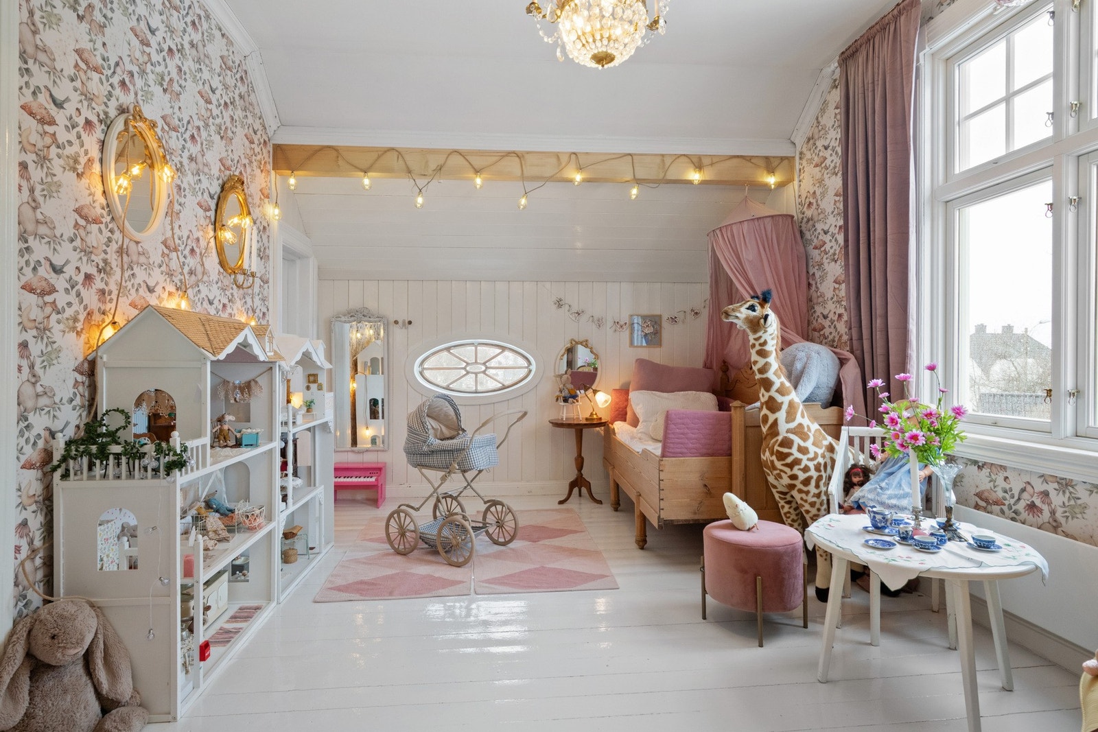 Boligen har tre romslige soverom samlet i 2. etasje, en praktisk planløsning - særlig for barnefamilier. Galleribilde