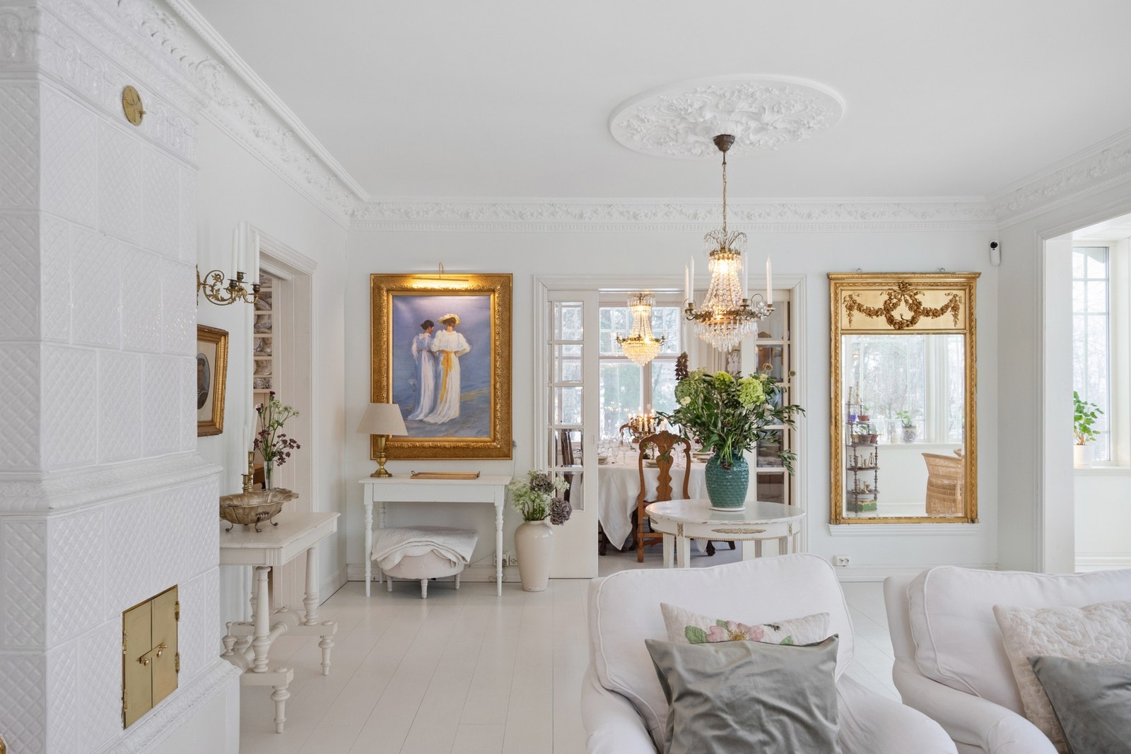 Rommene skilles av en skyvedør med glassfelter, og sammen danner de en romslig og sosial oppholdssone med en nydelig atmosfære. Galleribilde