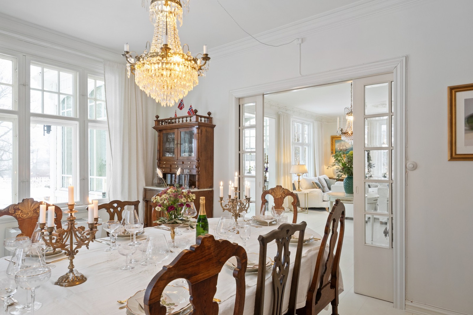 Her er det god plass til et langbord hvor venner og familie kan samles til hyggelige middager og større sammenkomster. Galleribilde