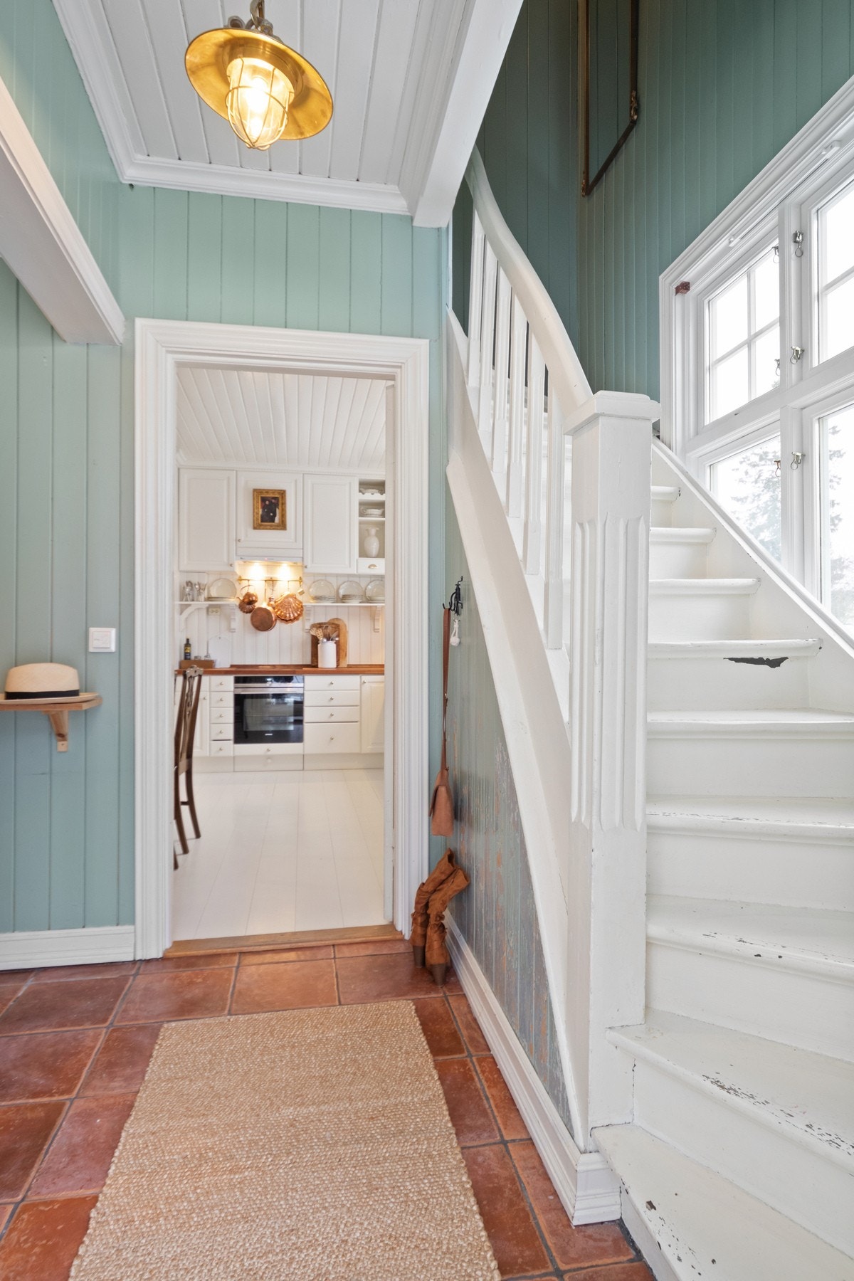 Praktisk biinngang i tilknytning til kjøkkenet. Galleribilde