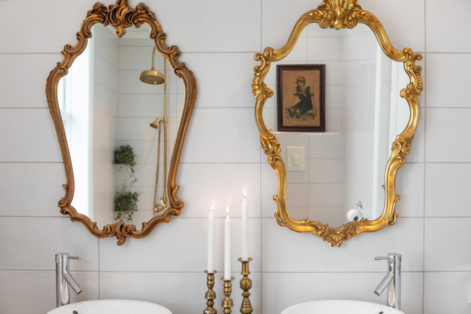 Baderomsinnredningen består av en hvit skuffeseksjon med to toppmonterte servantskåler. Galleribilde