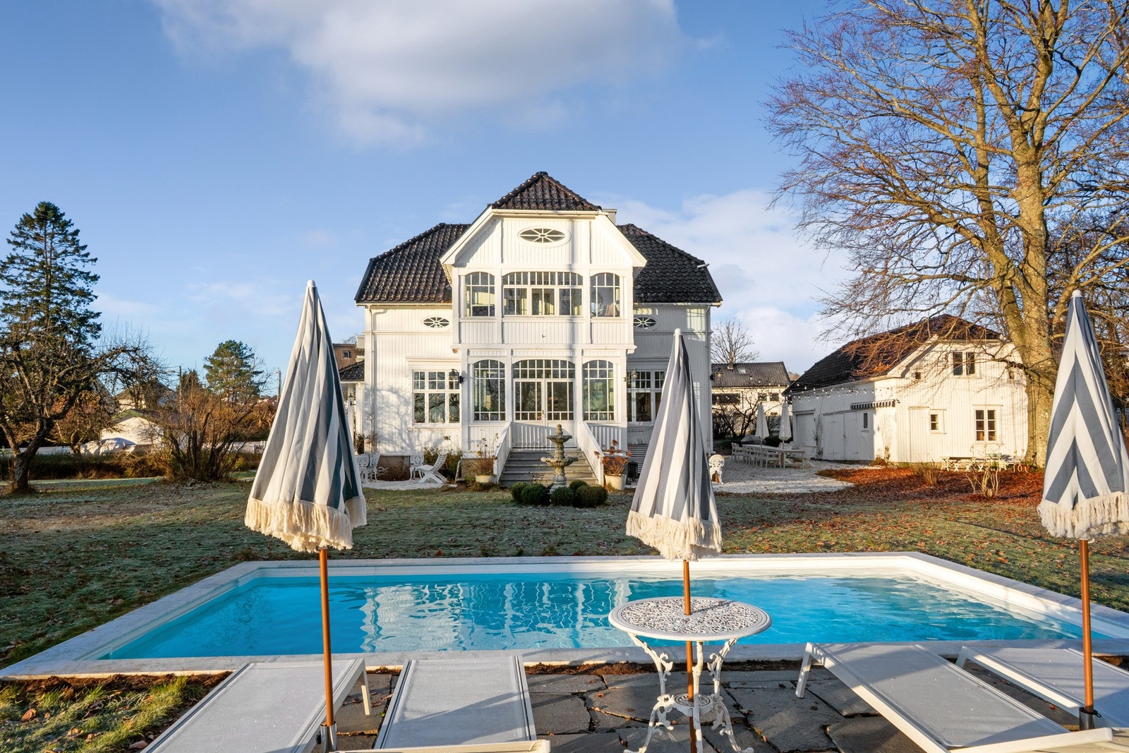 Ved bassenget er det god plass til solsenger, og her nytes både morgen- og kveldsbad i vakre omgivelser. Galleribilde