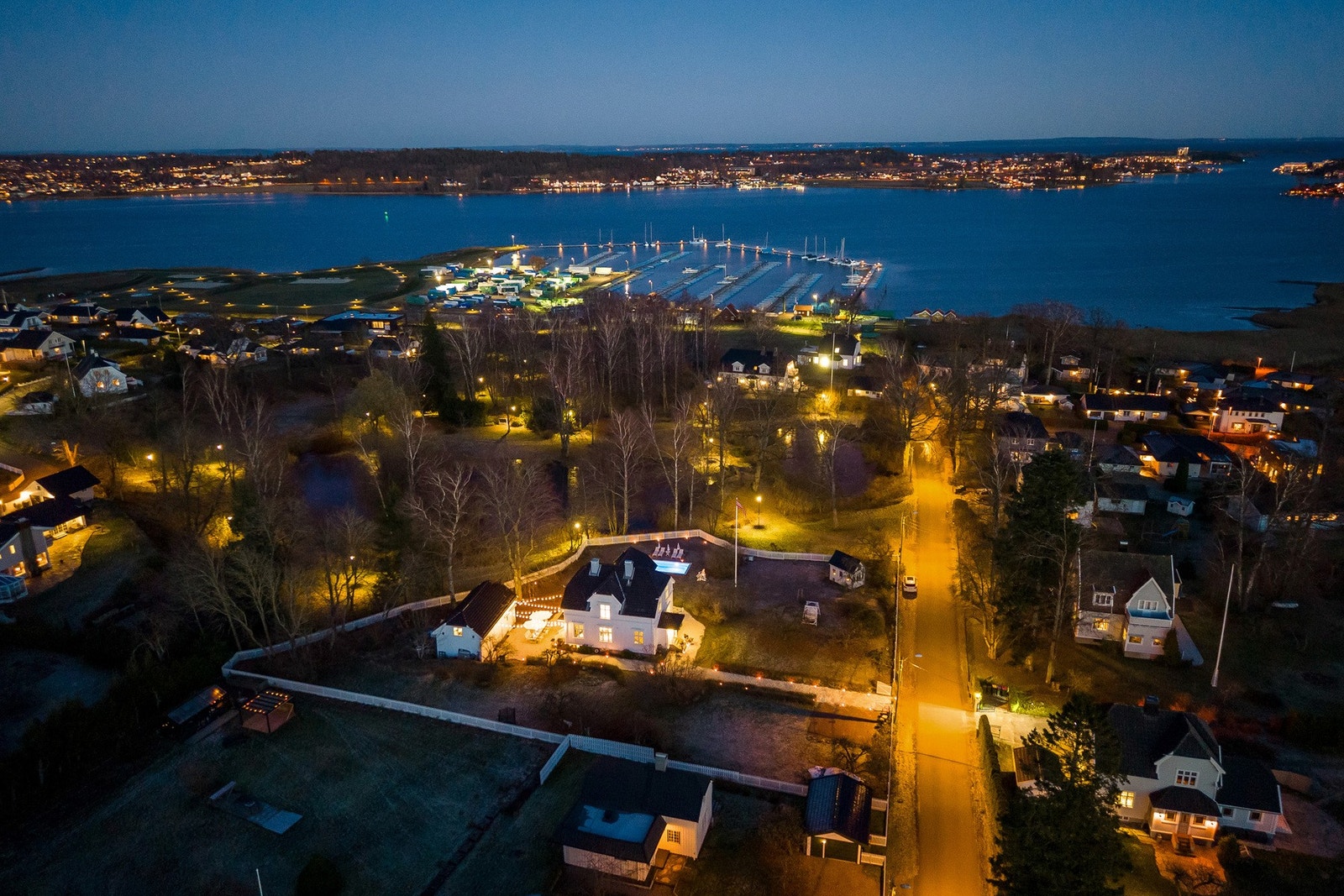 Her får man nærhet til båthavn, strand, lekeplasser og flotte turmuligheter året rundt. Galleribilde