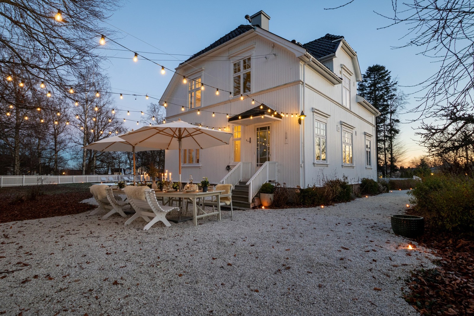 Innkjørselen glir sømløst over i singelbelagte arealer langs husveggene. Galleribilde