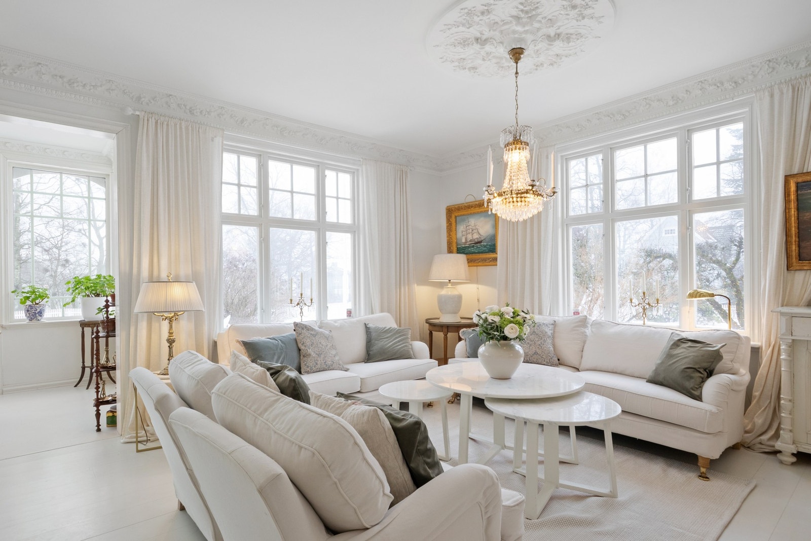 Store vindusflater gir rikelig med dagslys og utsyn mot de grønne omgivelsene. Galleribilde