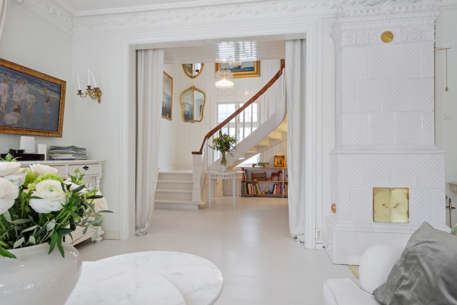 I 2024 fikk stuen en ny kakkelovn - et Rörstrand-ildsted dekorert med antikke fliser. Galleribilde