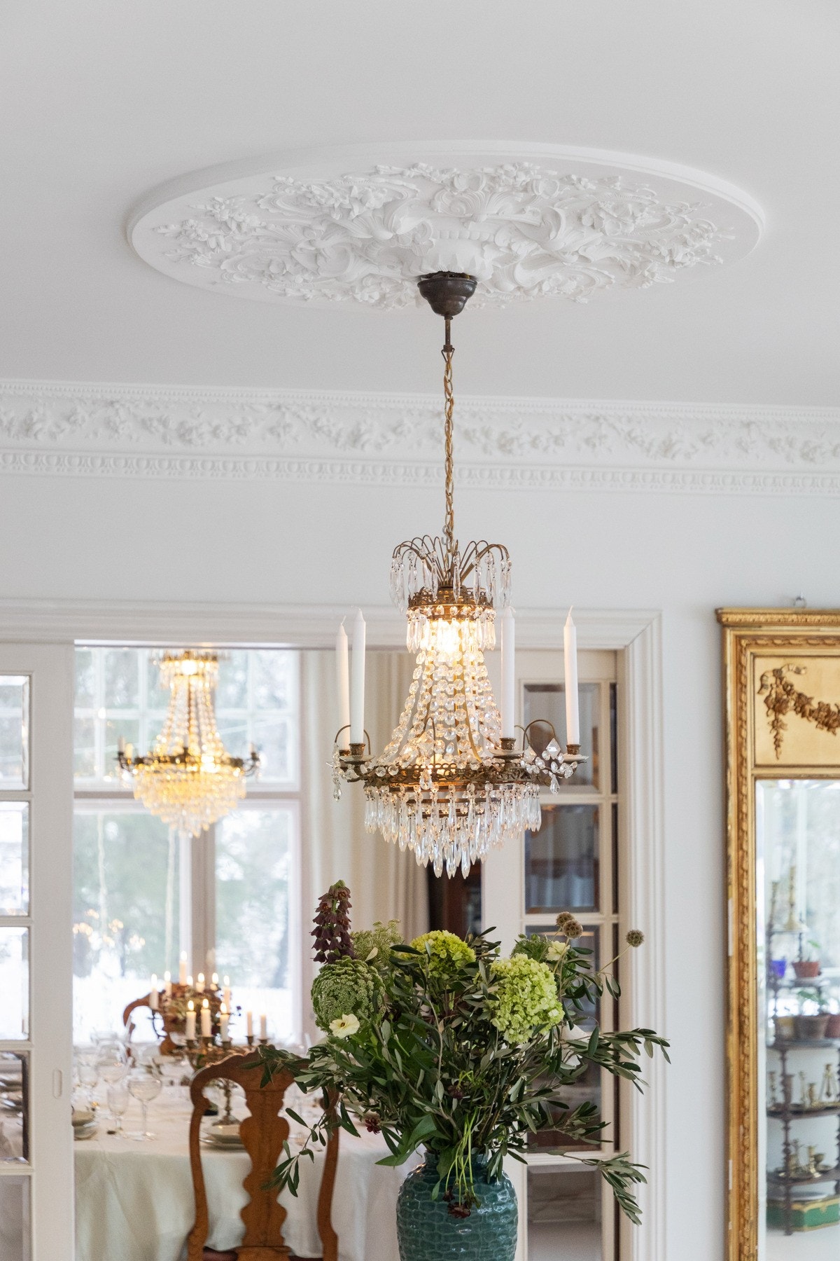 I 2024 ble både stuen og vinterhagen oppgradert med bred stukkatur og vakre rosetter i himlingen, som understreker boligens klassiske preg. Galleribilde