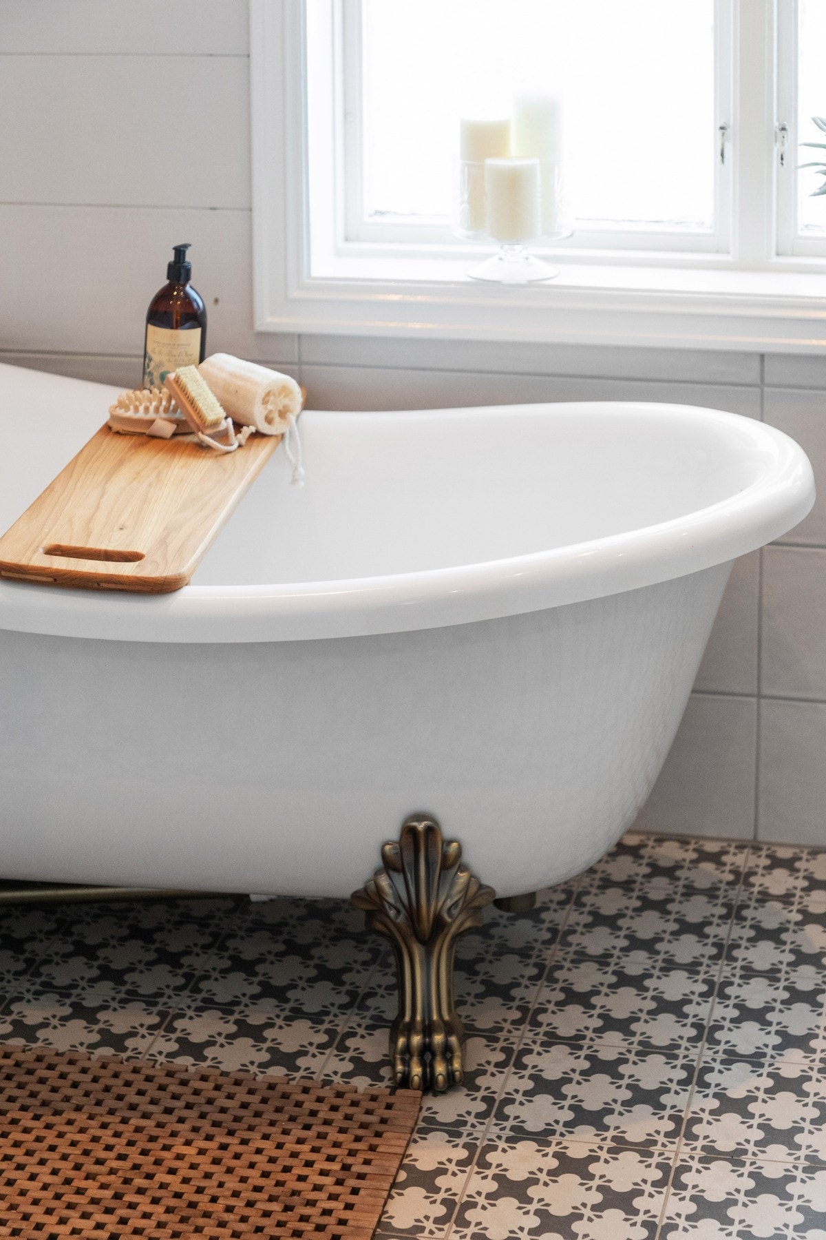 Badet har gulvvarme, vegghengt toalett og godt med dagslys fra et stort vindu. Galleribilde